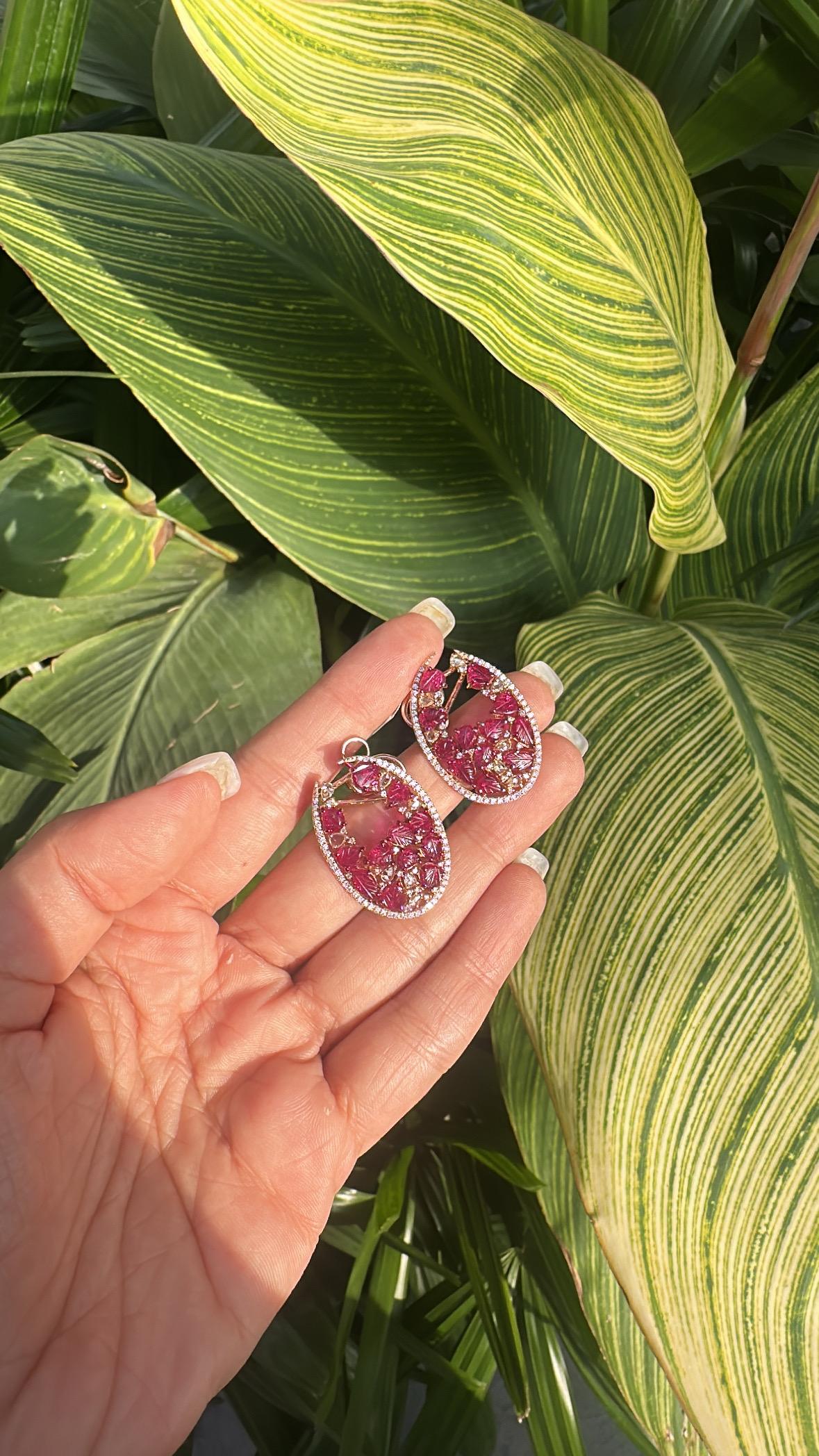 Ohrringe mit geschnitztem Mosambik-Rubin und Diamanten im Rosenschliff, gefasst in 18 Karat Roségold im Angebot 5