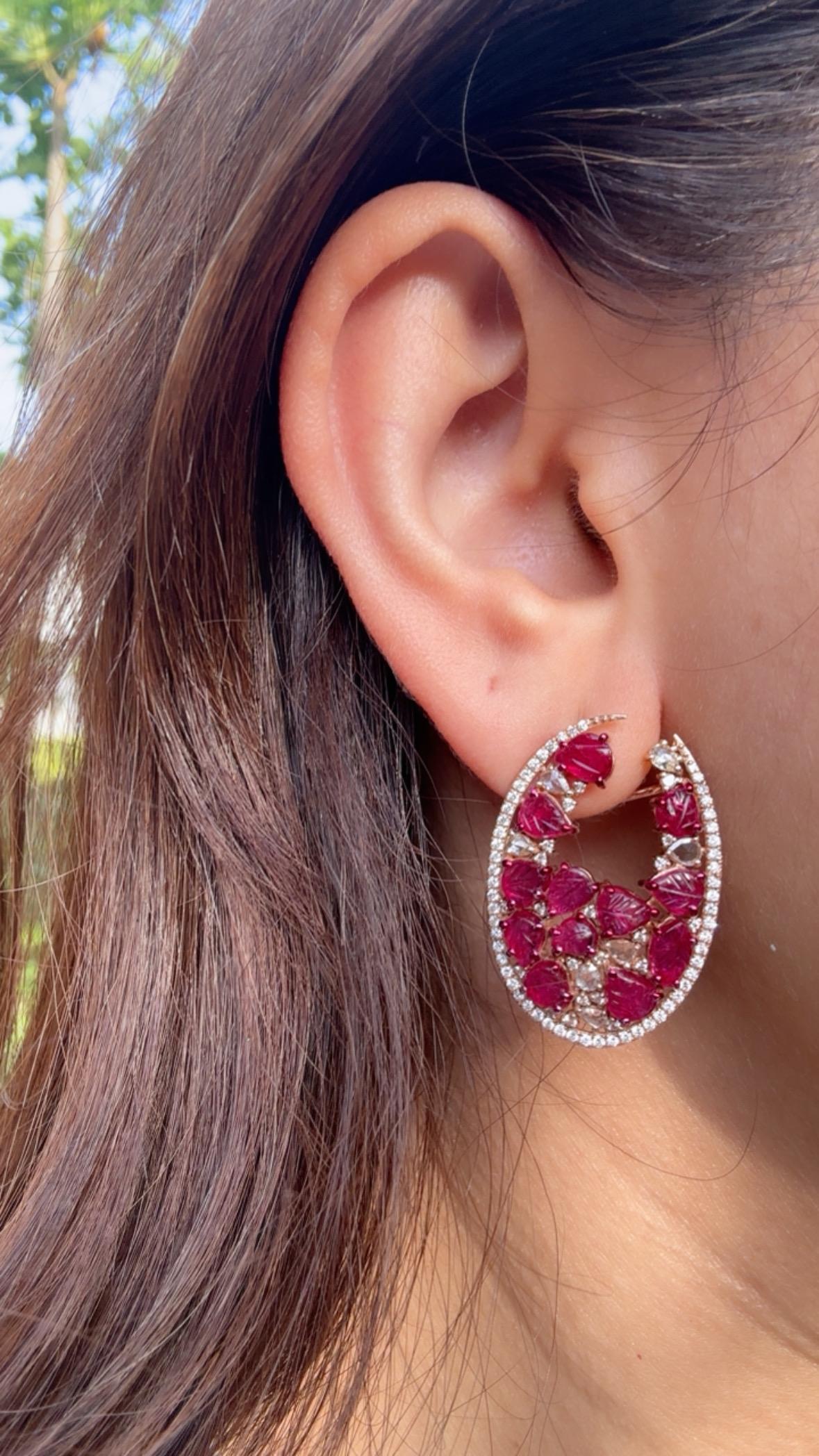 Ohrringe mit geschnitztem Mosambik-Rubin und Diamanten im Rosenschliff, gefasst in 18 Karat Roségold im Angebot 7