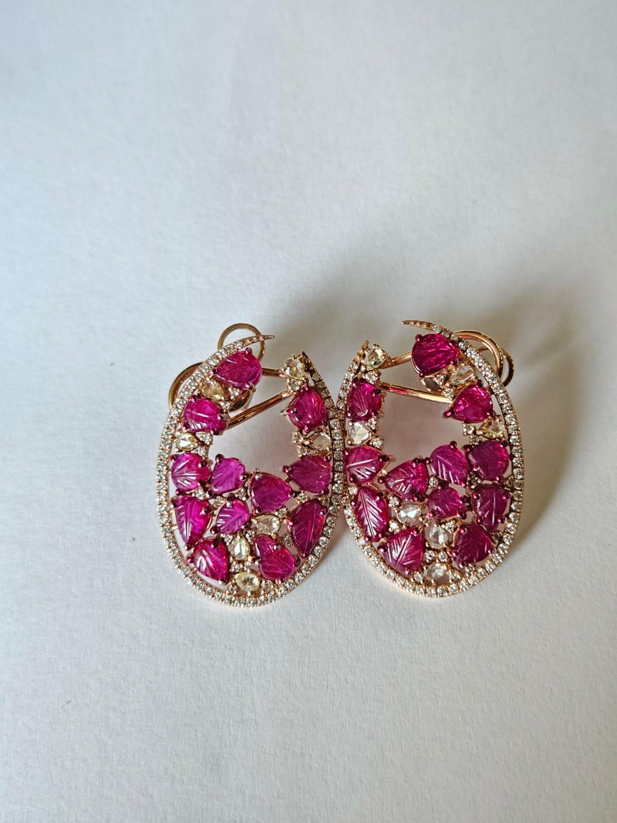 Ein sehr schöner und schöner, moderner Stil, Ruby Hoop Earrings in 18K Rose Gold & natürliche Diamanten gesetzt. Das Gewicht der Rubine beträgt 10.28 Karat. Die Rubine sind völlig natürlich, ohne jegliche Behandlung und stammen aus Mosambik. Das