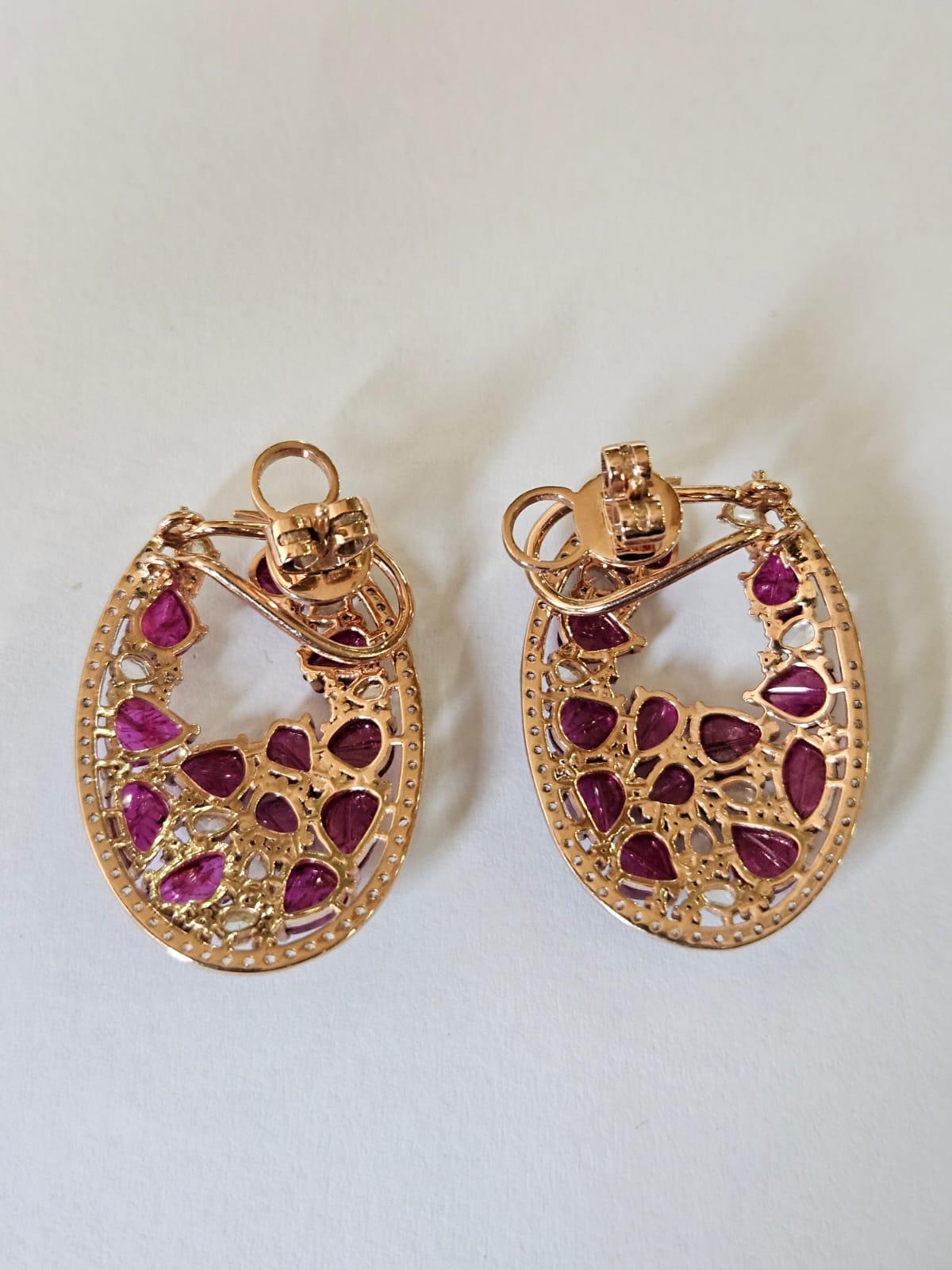 Ohrringe mit geschnitztem Mosambik-Rubin und Diamanten im Rosenschliff, gefasst in 18 Karat Roségold (Moderne) im Angebot