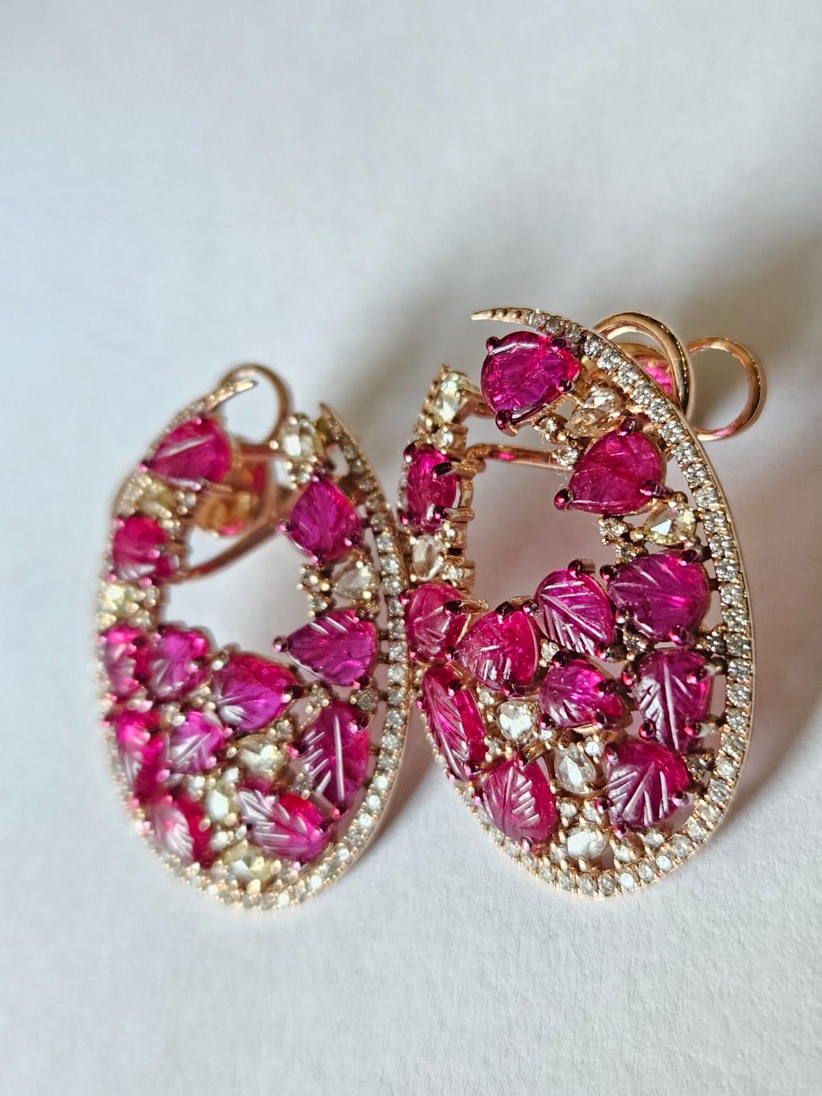 Ohrringe mit geschnitztem Mosambik-Rubin und Diamanten im Rosenschliff, gefasst in 18 Karat Roségold im Zustand „Neu“ im Angebot in Hong Kong, HK