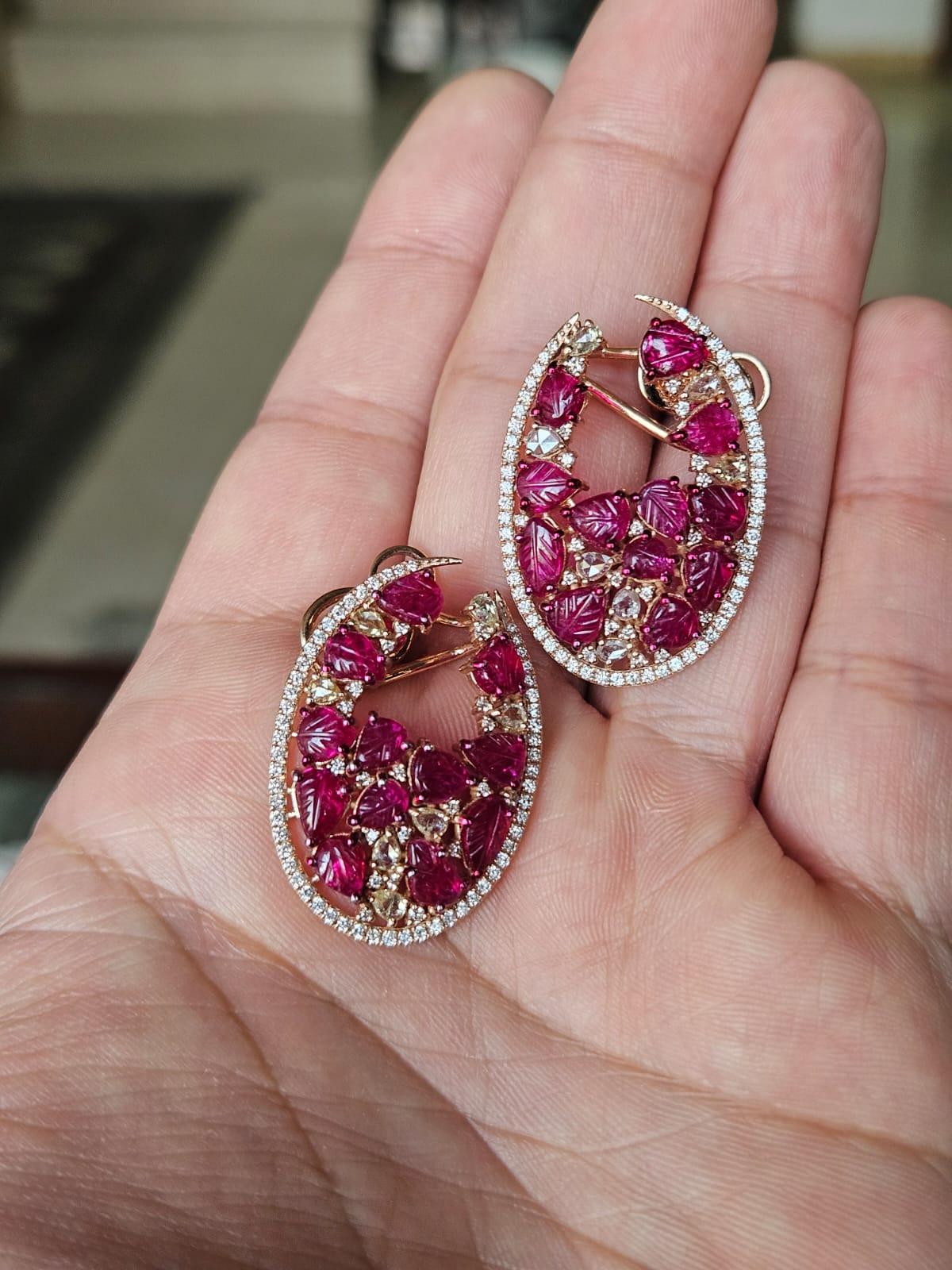 Ohrringe mit geschnitztem Mosambik-Rubin und Diamanten im Rosenschliff, gefasst in 18 Karat Roségold für Damen oder Herren im Angebot