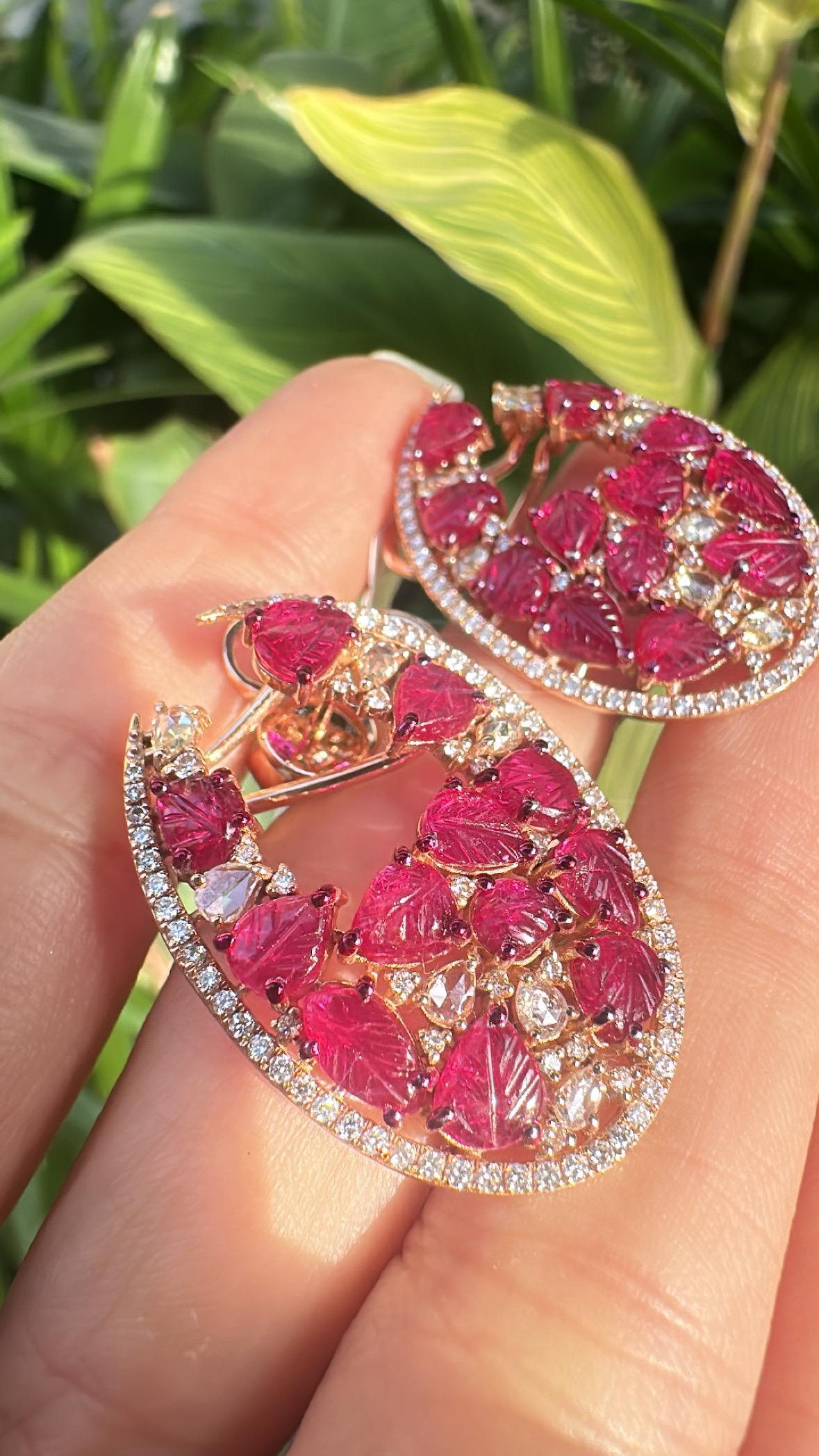 Ohrringe mit geschnitztem Mosambik-Rubin und Diamanten im Rosenschliff, gefasst in 18 Karat Roségold im Angebot 1