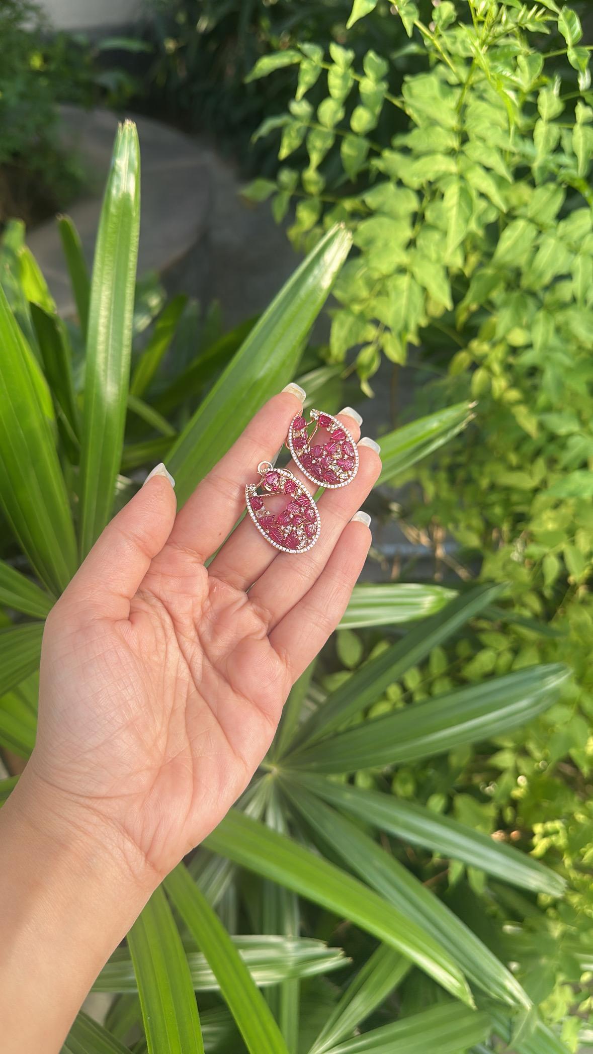 Ohrringe mit geschnitztem Mosambik-Rubin und Diamanten im Rosenschliff, gefasst in 18 Karat Roségold im Angebot 2