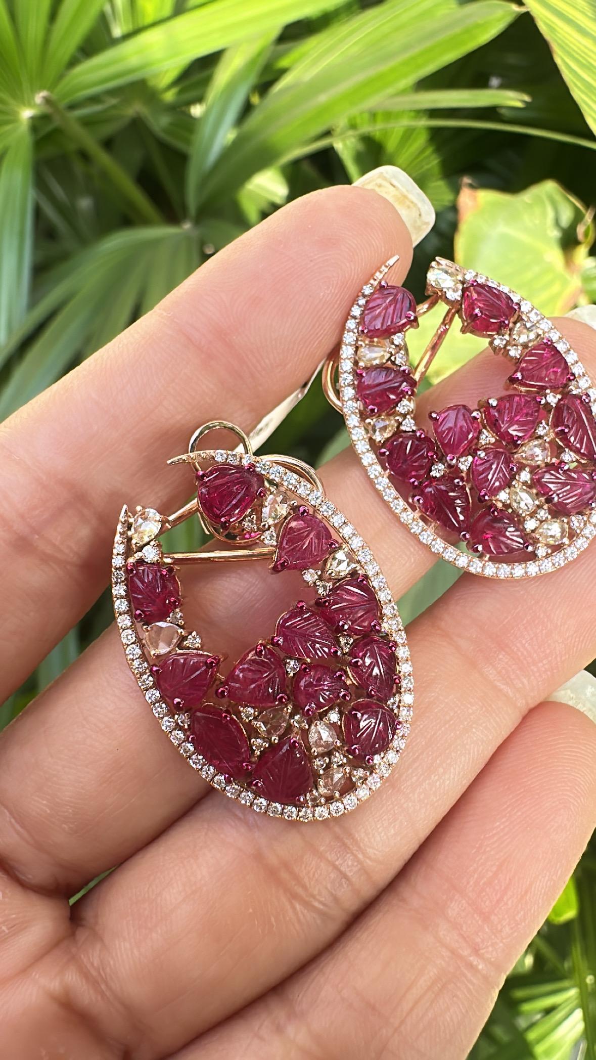 Ohrringe mit geschnitztem Mosambik-Rubin und Diamanten im Rosenschliff, gefasst in 18 Karat Roségold im Angebot 4