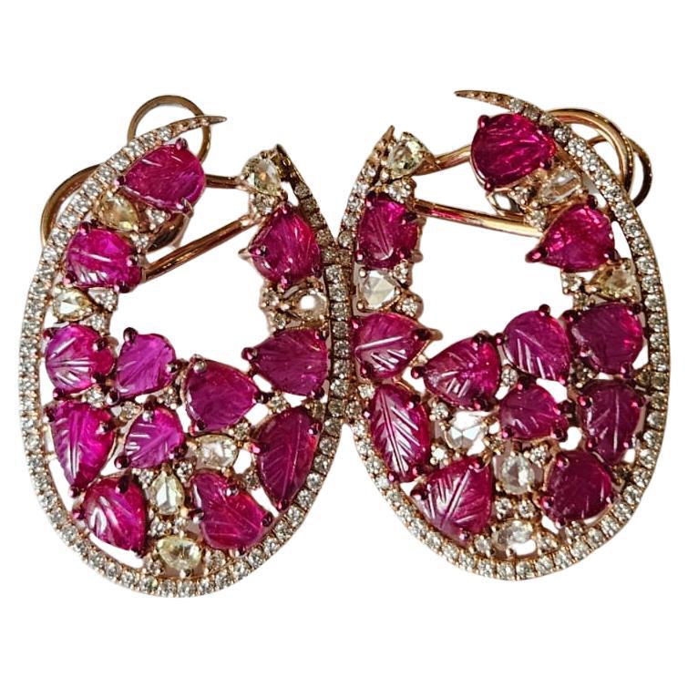 Ohrringe mit geschnitztem Mosambik-Rubin und Diamanten im Rosenschliff, gefasst in 18 Karat Roségold im Angebot