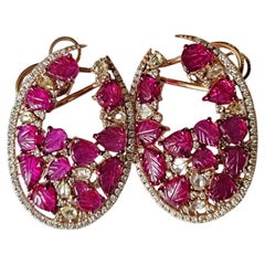 Orecchini a cerchio in oro rosa 18 carati, rubino del Mozambico intagliato e diamanti taglio rosa