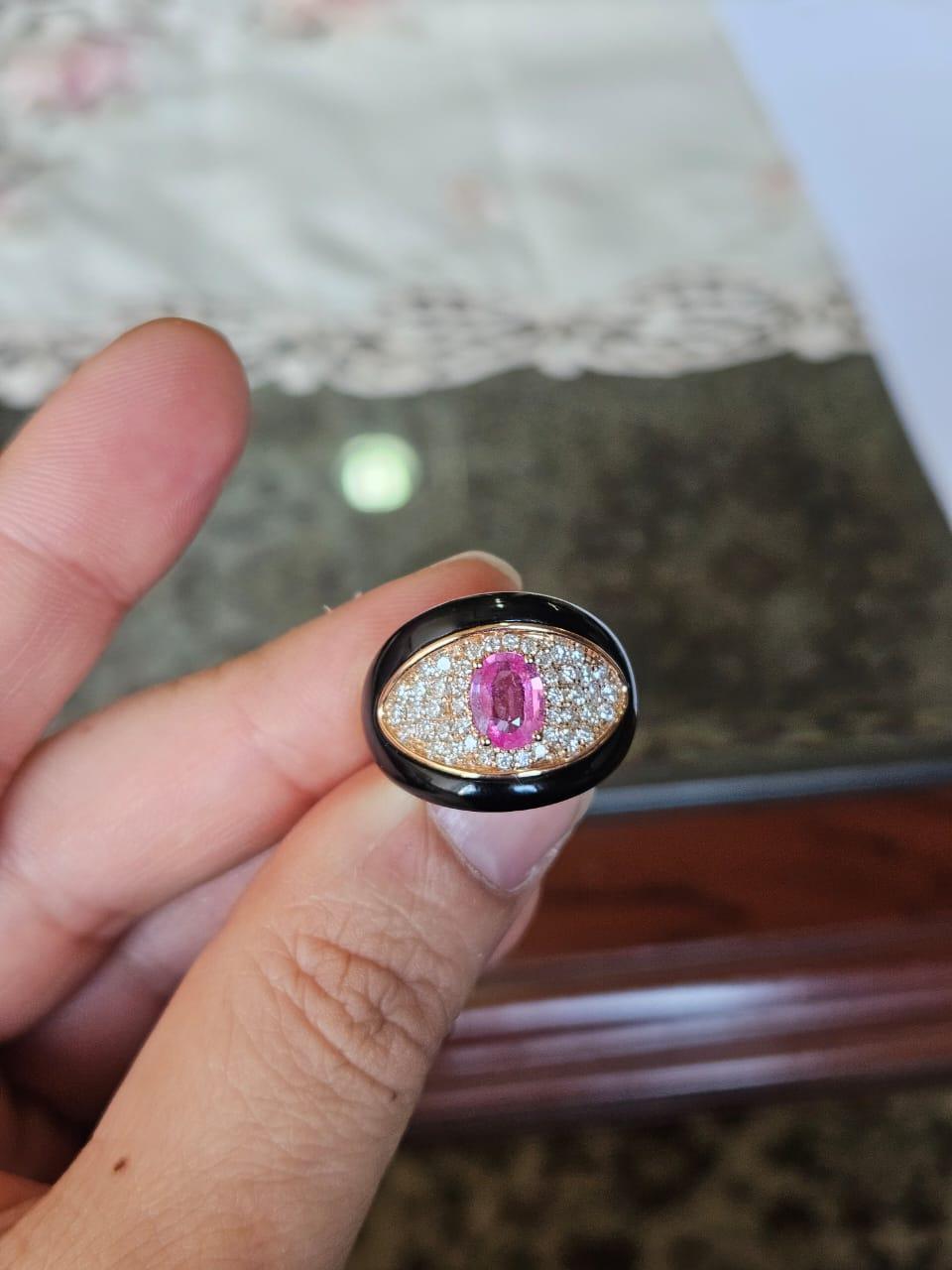 Un precioso anillo de compromiso de zafiro rosa y ónice negro, de estilo moderno, engastado en oro rosa de 18 quilates y diamantes naturales. El peso del zafiro rosa es de 0,87 quilates. El zafiro rosa es de origen ceilanés (de Sri Lanka). El peso
