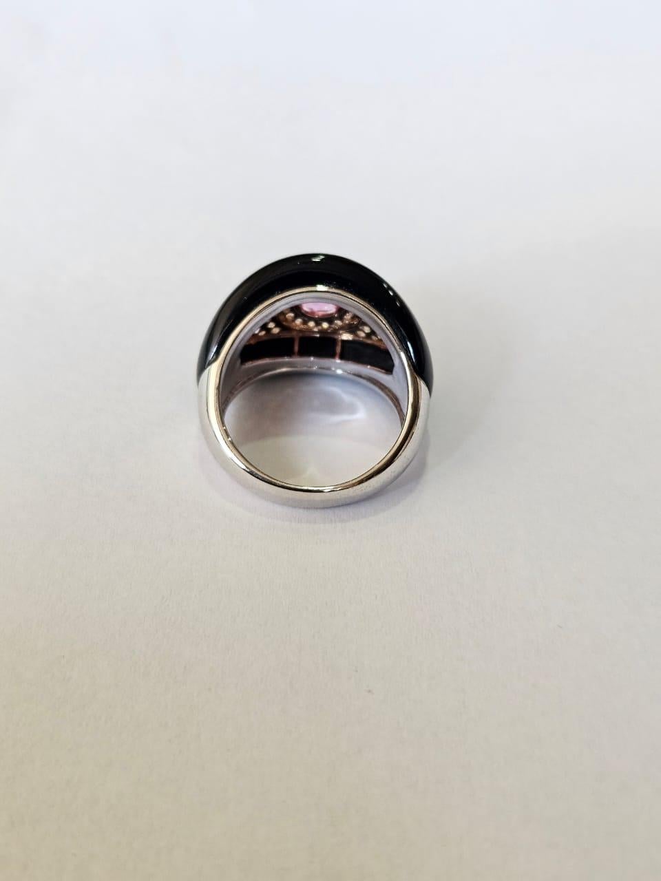 Anillo de compromiso en oro rosa de 18 quilates, zafiro rosa de Ceilán, ónice negro y diamante Moderno en venta