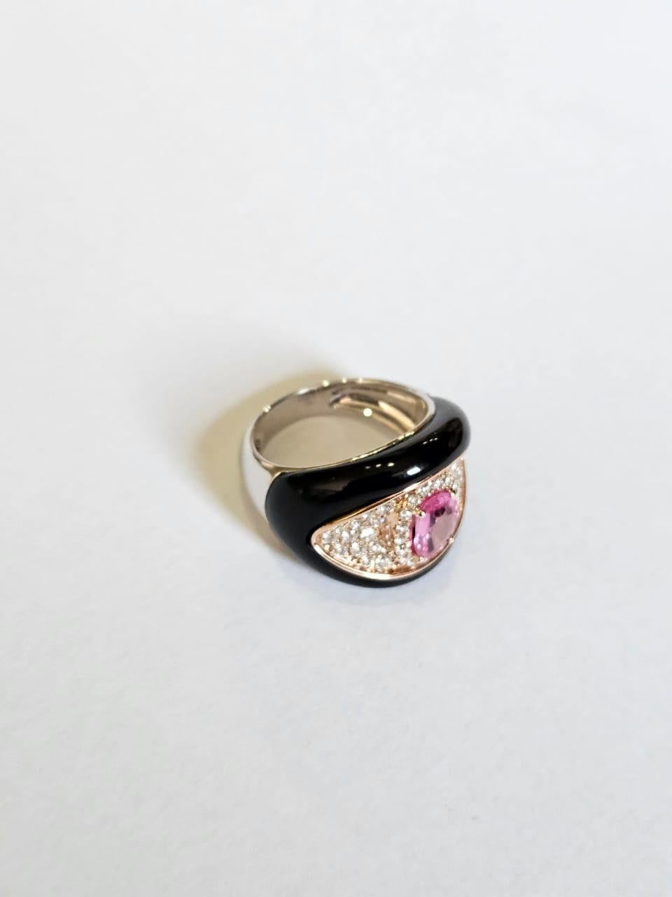 Anillo de compromiso en oro rosa de 18 quilates, zafiro rosa de Ceilán, ónice negro y diamante Corte oval en venta