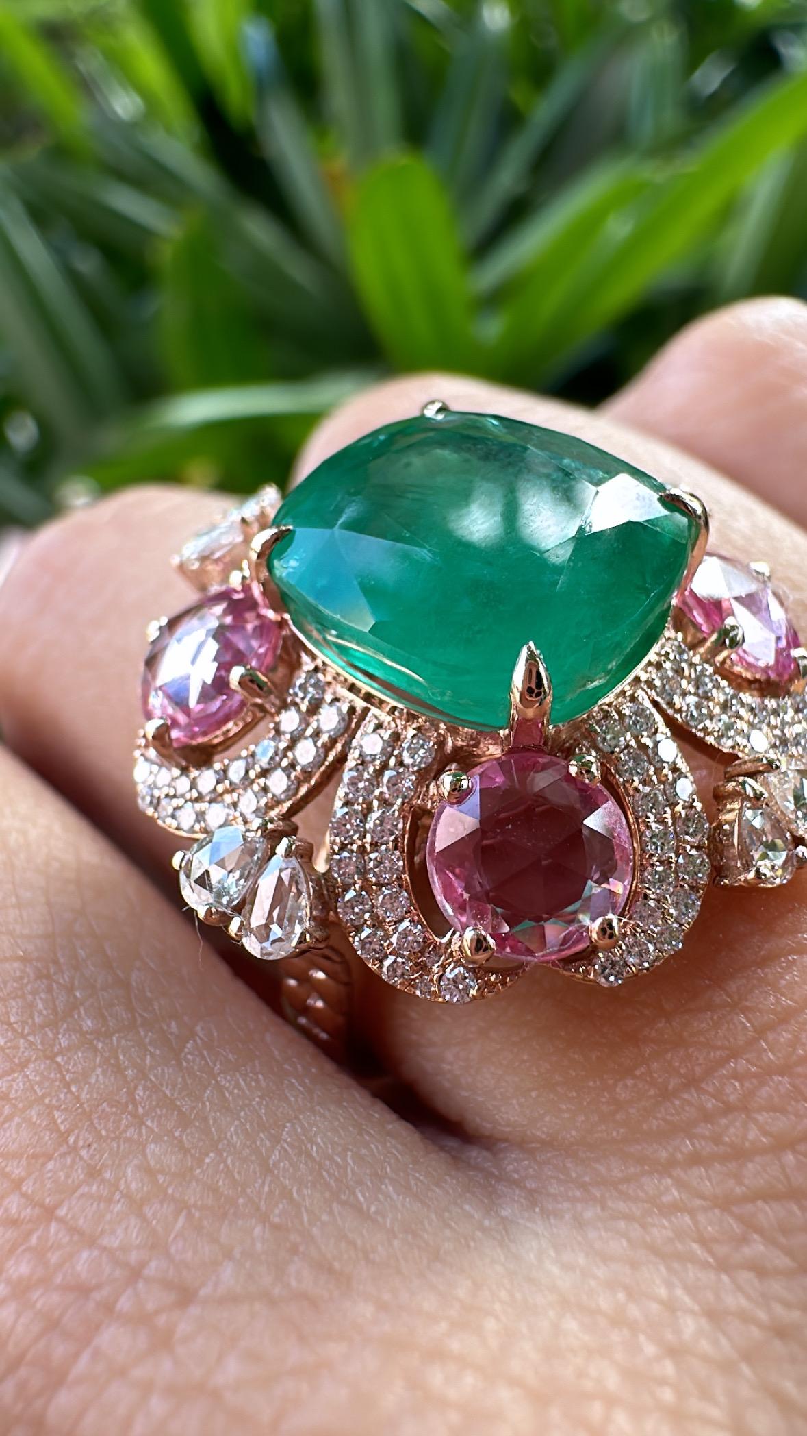 Bague cocktail en or rose 18 carats, émeraudes, saphirs roses et diamants taille rose en vente 3
