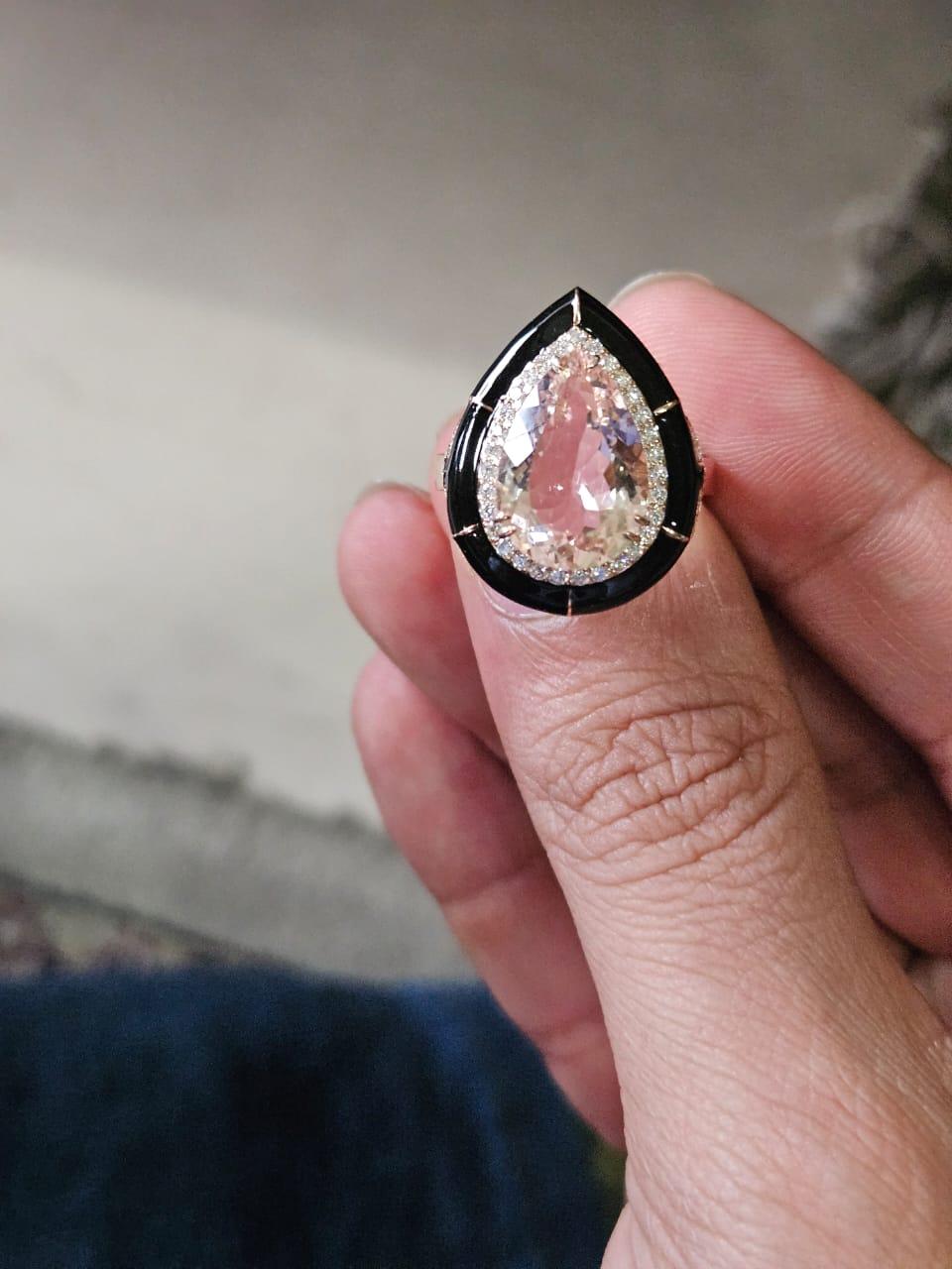 Un bellissimo anello di fidanzamento da cocktail con morganite, in stile Art Deco, con oro rosa 18 carati e diamanti naturali. Il peso della morganite è di 5.02 carati. Il peso dei diamanti è di 0,48 carati. Il peso dello smalto è di 0,15 carati. Il