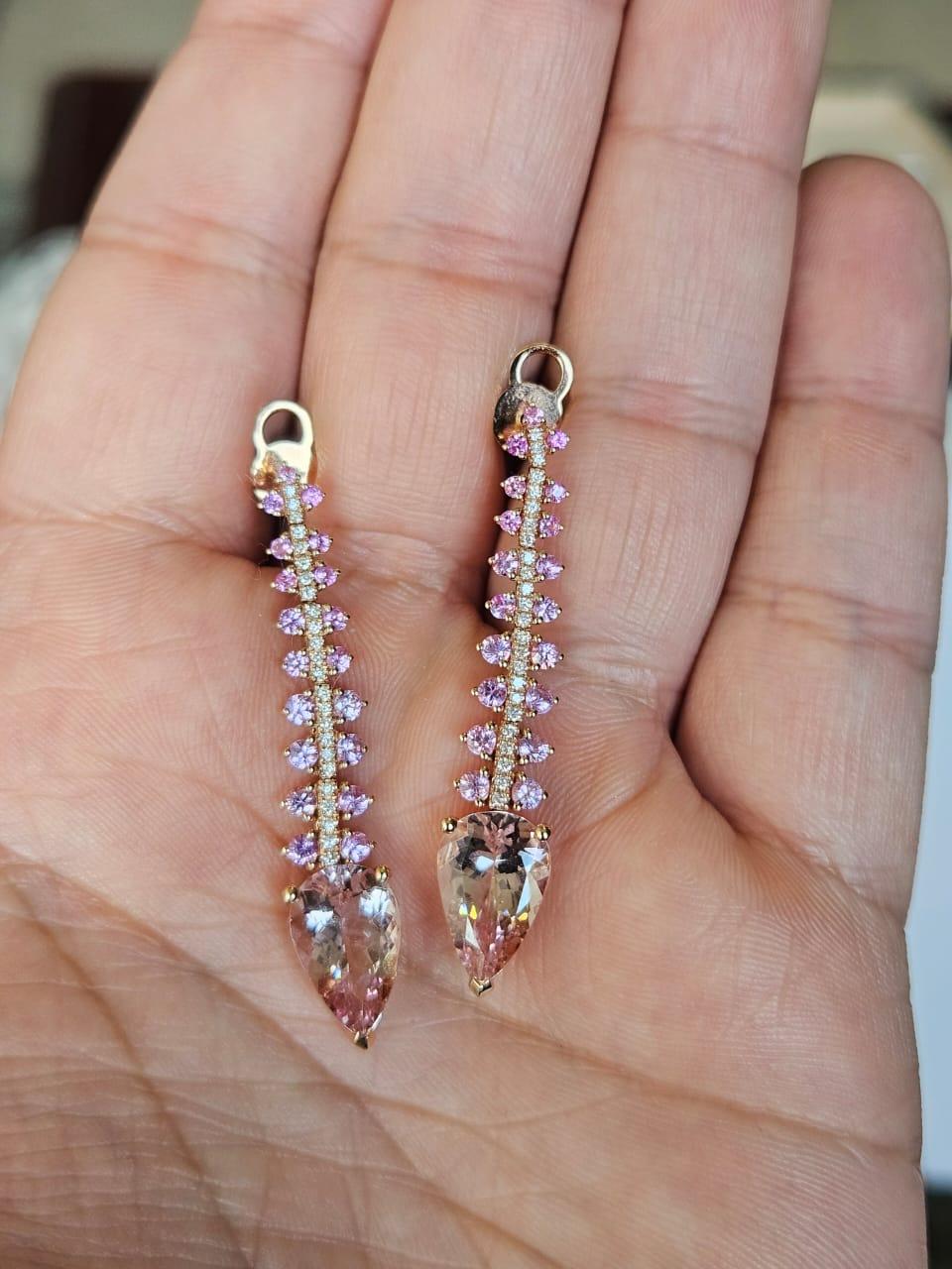 Bellissimi orecchini pendenti in stile moderno con Morganite e Zaffiri rosa, incastonati in oro rosa 18 carati e diamanti naturali. Il peso delle Morganiti è di 5.09 carati. Il peso degli zaffiri rosa è di 1.39 carati. Gli zaffiri rosa sono di