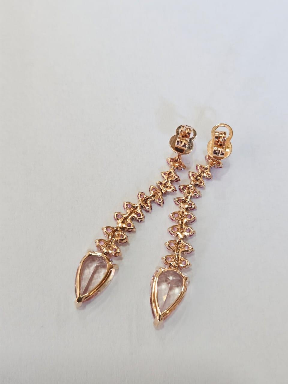Moderno Orecchino pendente in oro rosa 18 carati, morganite, zaffiri rosa di Ceylon e diamanti in vendita