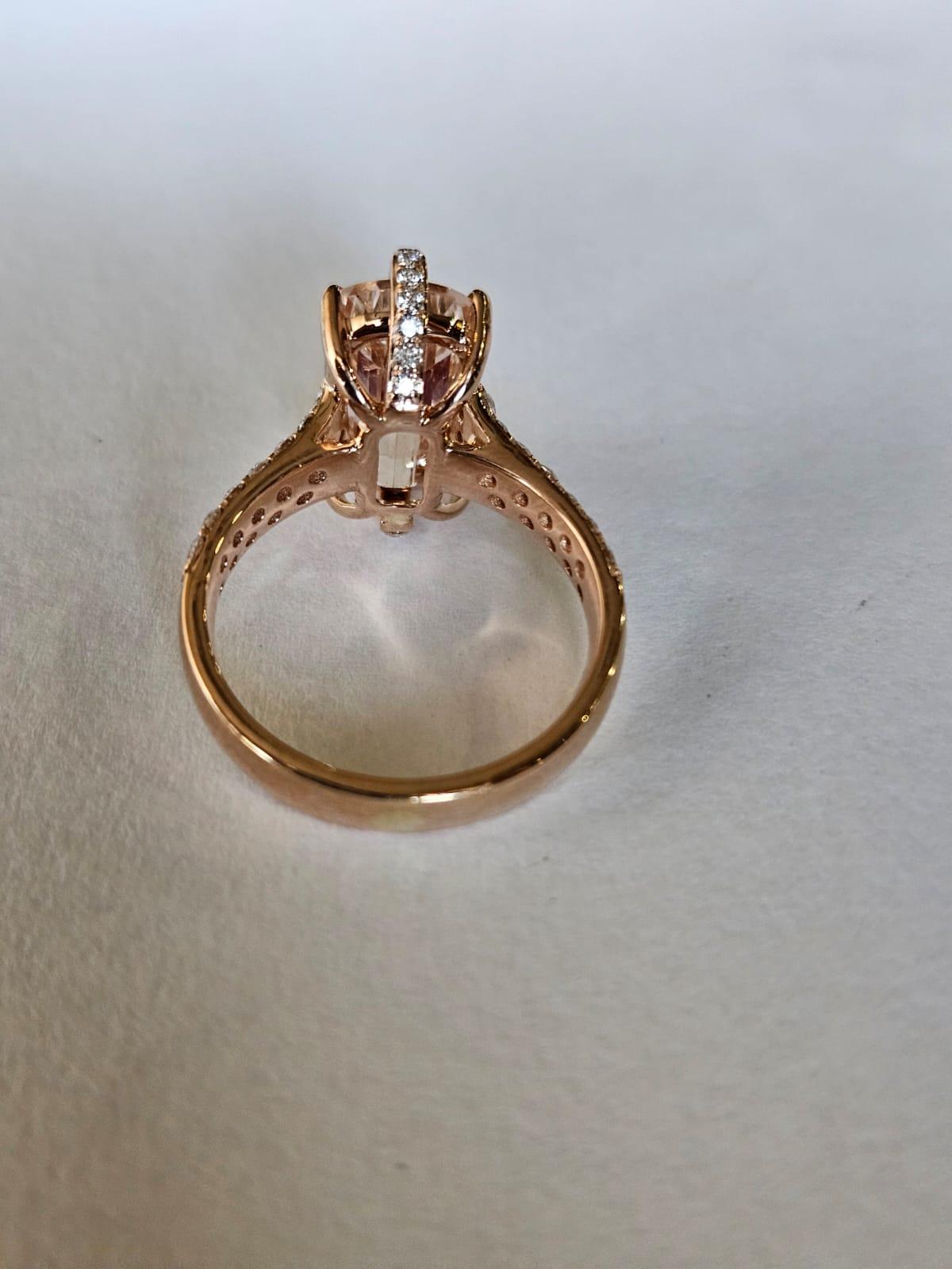 Ein sehr schöner Morganit & Rubin Verlobungsring in 18K Rose Gold & natürlichen Diamanten. Das Gewicht des Morganits beträgt 4.36 Karat. Das Gewicht des Rubins beträgt 0,33 Karat. Der Rubin ist völlig natürlich, unbehandelt und stammt aus Mosambik.
