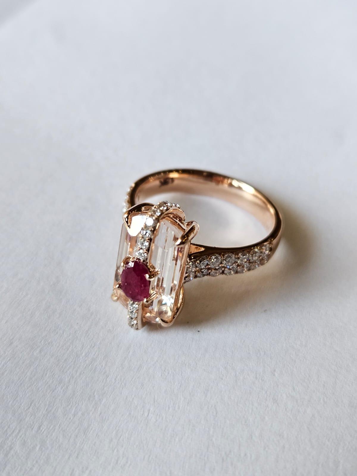 Verlobungsring aus 18 Karat Roségold, Morganit, Mosambik-Rubin und Diamanten (Moderne) im Angebot