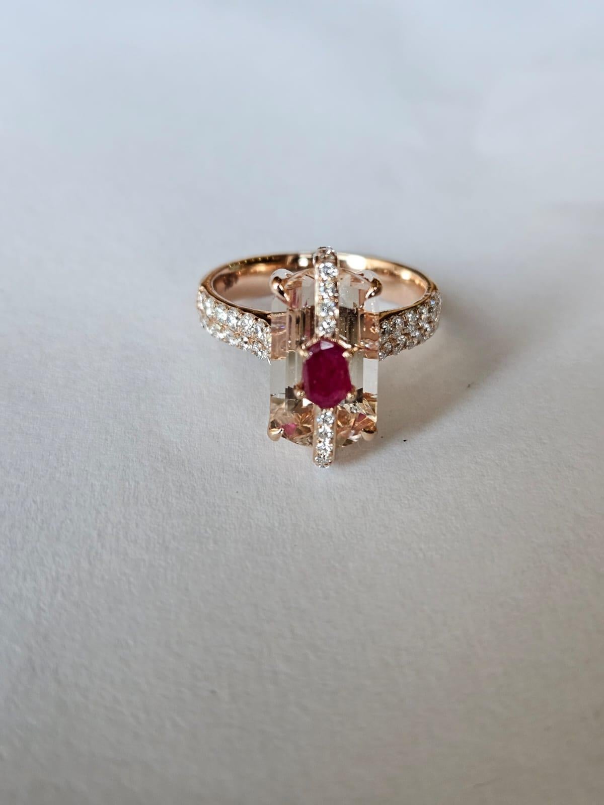 Verlobungsring aus 18 Karat Roségold, Morganit, Mosambik-Rubin und Diamanten (Smaragdschliff) im Angebot