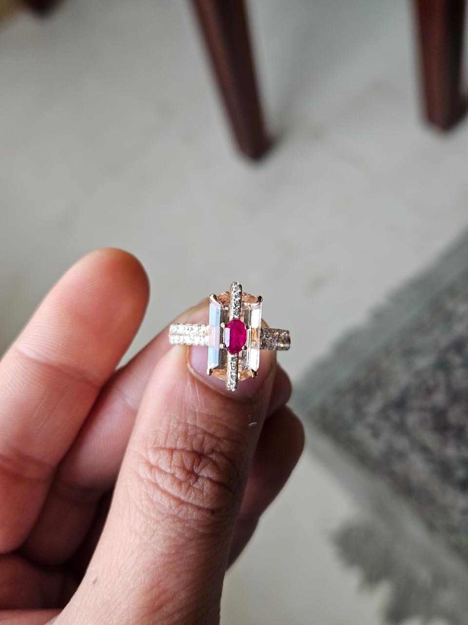 Verlobungsring aus 18 Karat Roségold, Morganit, Mosambik-Rubin und Diamanten im Zustand „Neu“ im Angebot in Hong Kong, HK