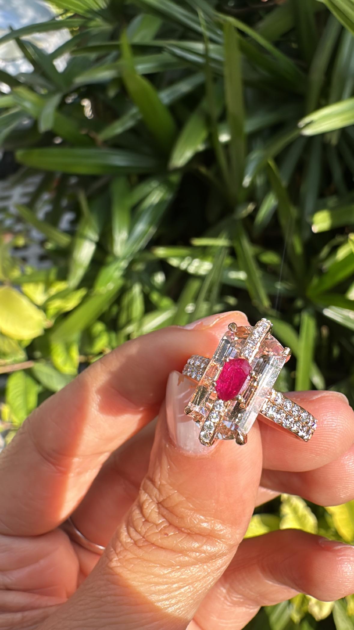 Verlobungsring aus 18 Karat Roségold, Morganit, Mosambik-Rubin und Diamanten im Angebot 1
