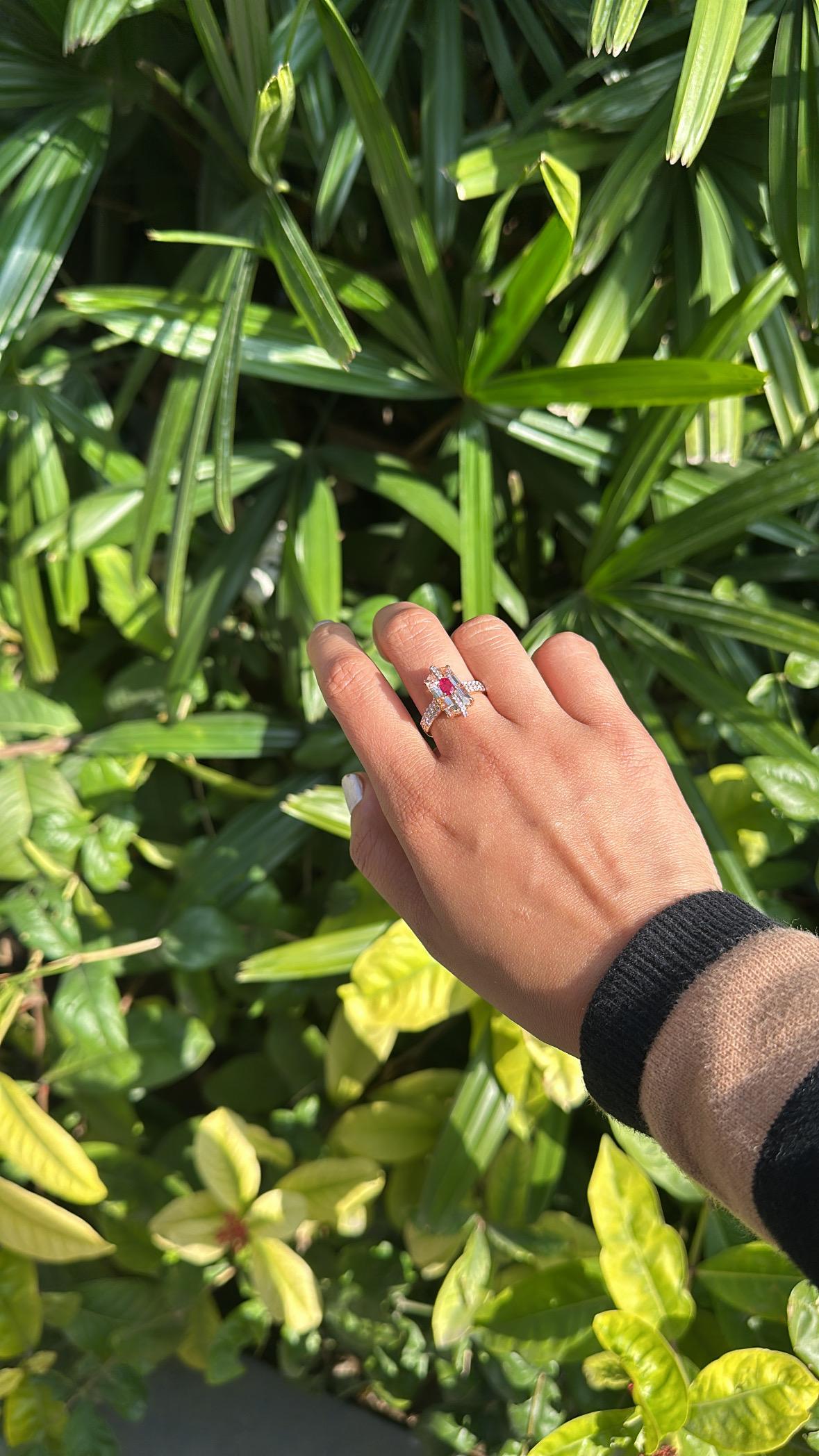 Verlobungsring aus 18 Karat Roségold, Morganit, Mosambik-Rubin und Diamanten im Angebot 2
