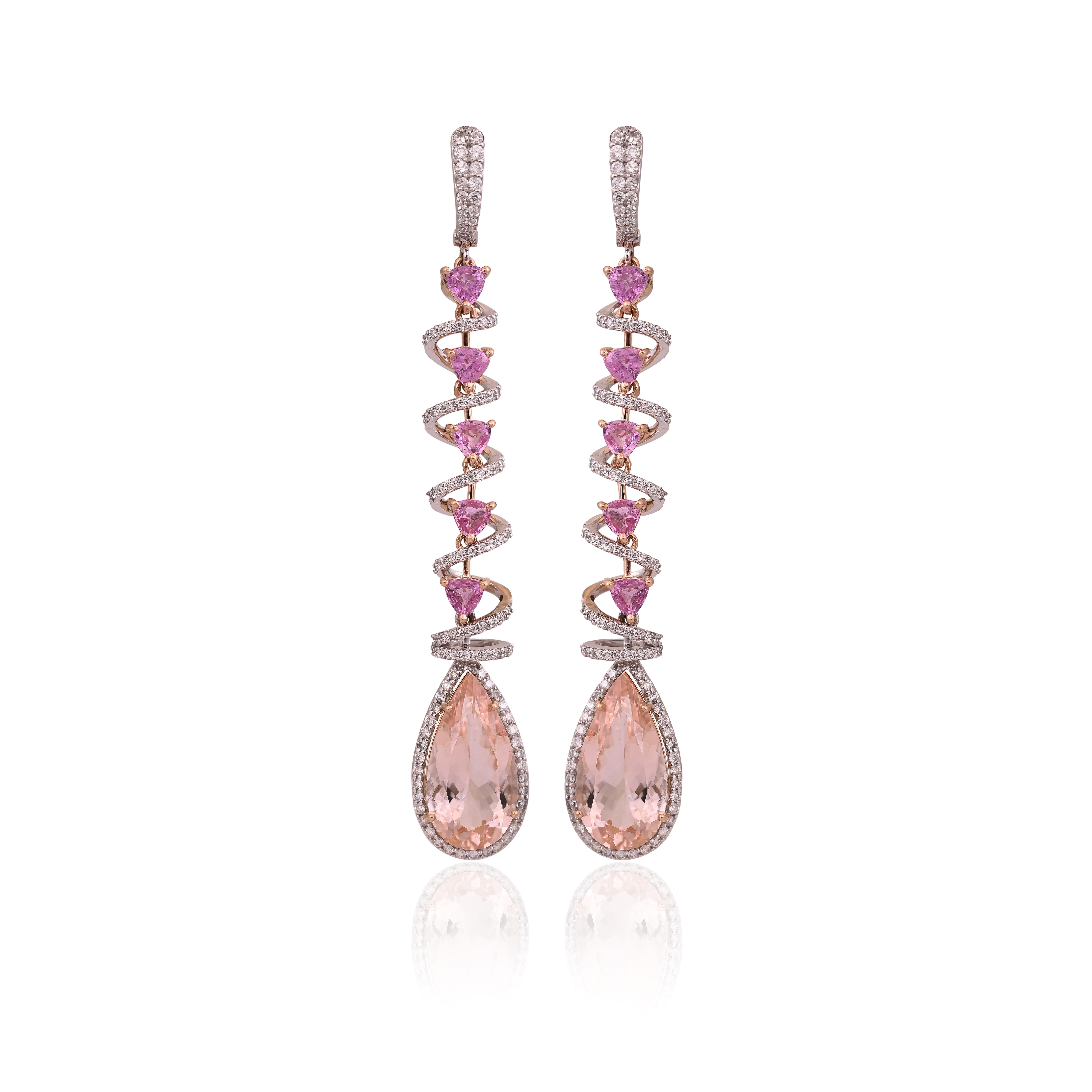 Boucles d'oreilles chandelier en or rose 18 carats et diamants avec Morganite et saphir rose, uniques en leur genre. Le poids des Morganites en forme de poire est de 13,14 carats. Le poids des saphirs roses est de 3.03 carats. Les saphirs roses sont