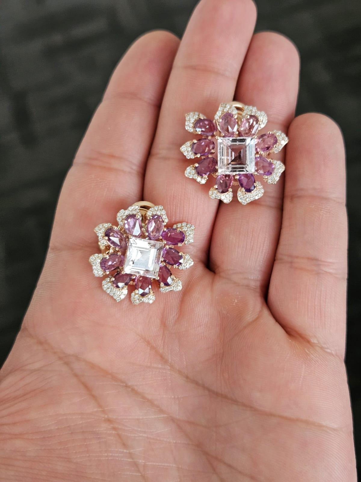 Très belles boucles d'oreilles en or rose 18 carats et diamants avec Morganite et Saphir rose. Le poids des Morganites est de 5.97 carats. Le poids des saphirs roses est de 6,67 carats. Le poids des diamants est de 0,72 carats. Le poids net de l'or