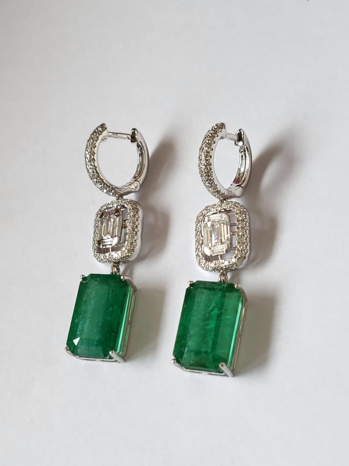 Set in 18K Rose Gold, Natural Zambian Emerald & Diamonds Dangle Earrings In New Condition For Sale In Hong Kong, HK
