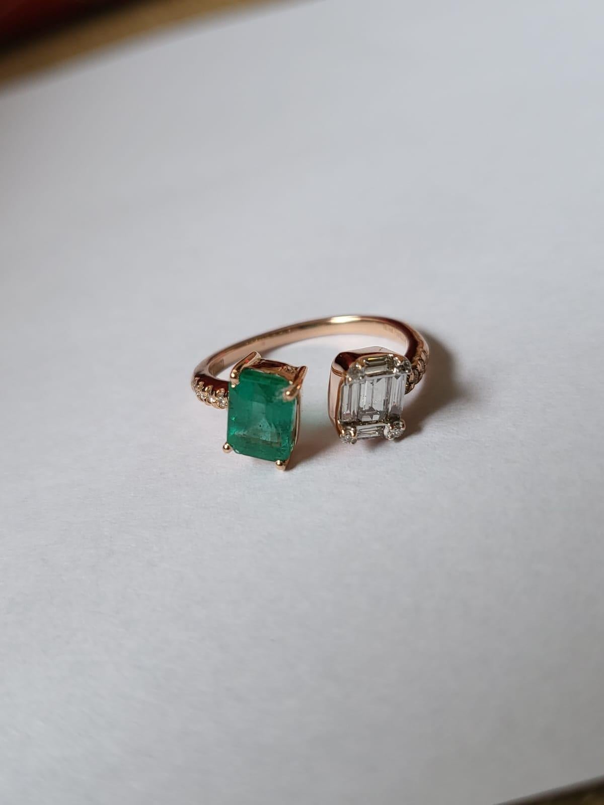 Set in 18K Rose Gold, natural Zambian Emerald & Diamonds Engagement/Cluster Ring In New Condition For Sale In Hong Kong, HK