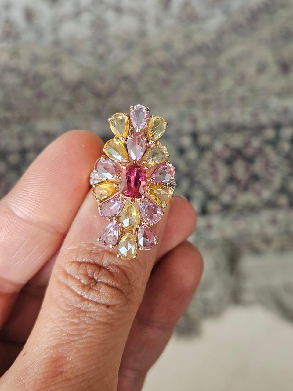 Eine sehr schöne und schöne, Turmalin & Multi Saphire Cocktail-Cluster-Ring in 18K Rose Gold & natürliche Diamanten gesetzt. Das Gewicht des Turmalins beträgt 1,04 Karat. Das Gewicht der Multi-Saphire beträgt 4.92 Karat. Die Multi-Saphire stammen