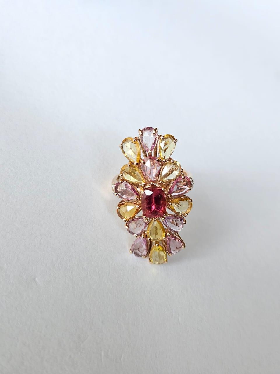 Set in 18 Karat Roségold, rosa Saphiren, Turmalin und Diamant-Cluster-Cocktailring im Zustand „Neu“ im Angebot in Hong Kong, HK