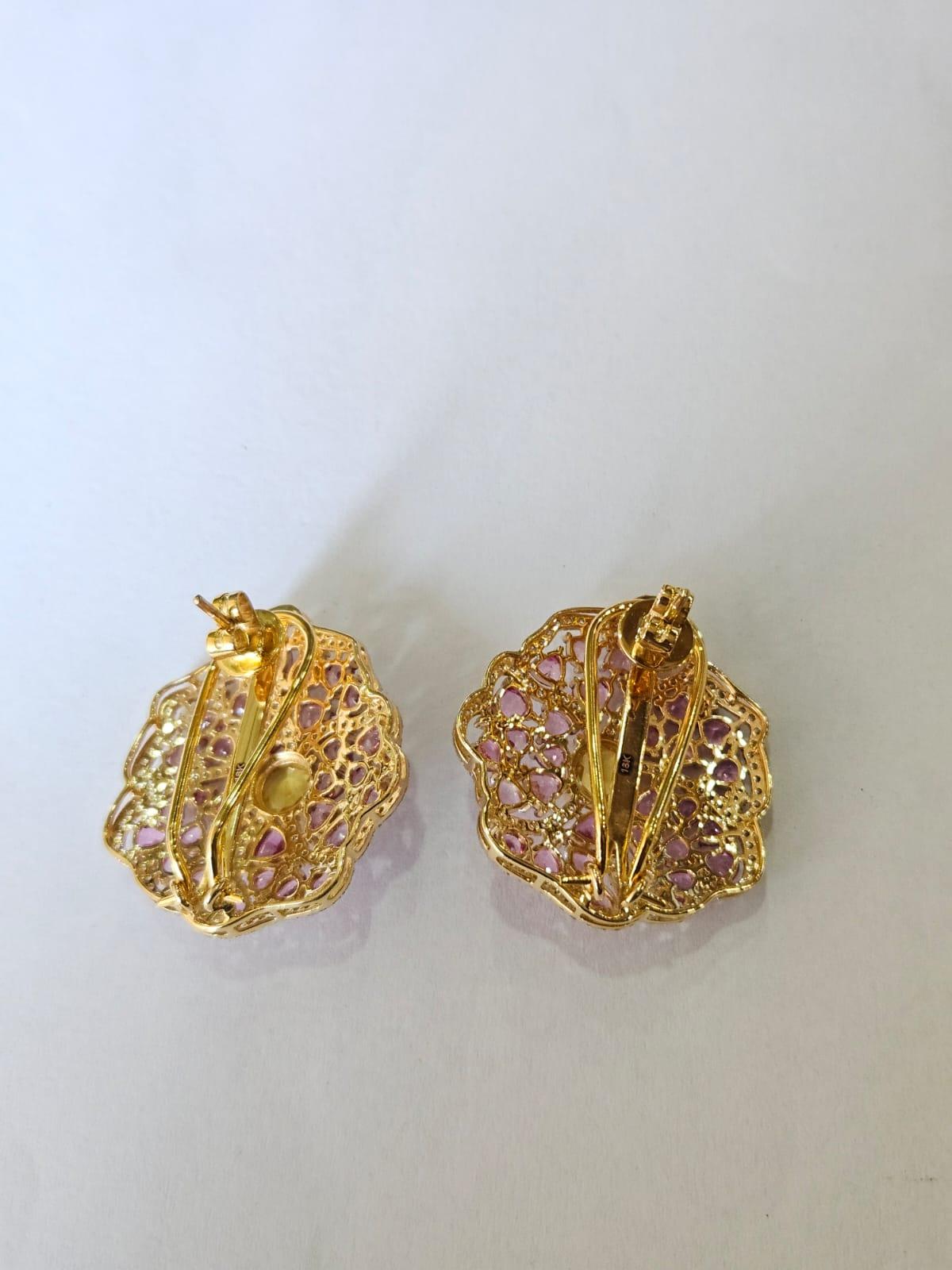 Moderne Boucles d'oreilles en or rose 18 carats, saphirs roses, saphirs jaunes et diamants en vente