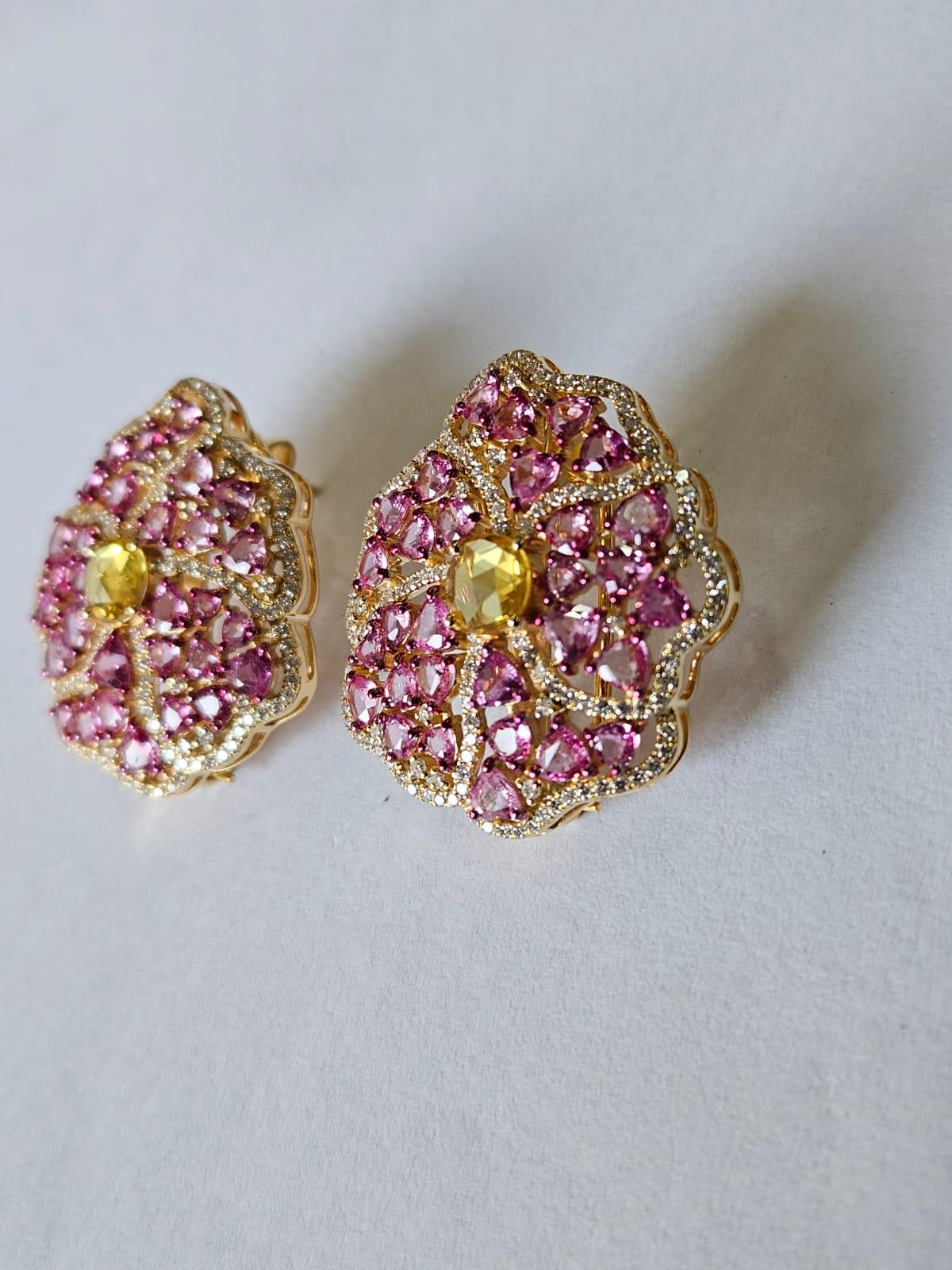 Taille ronde Boucles d'oreilles en or rose 18 carats, saphirs roses, saphirs jaunes et diamants en vente