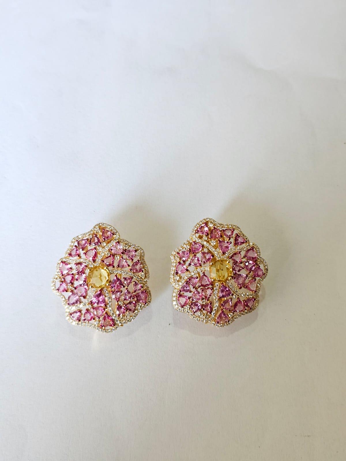 Boucles d'oreilles en or rose 18 carats, saphirs roses, saphirs jaunes et diamants Neuf - En vente à Hong Kong, HK
