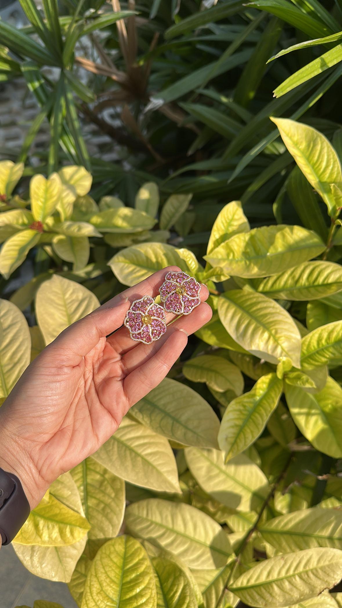 Boucles d'oreilles en or rose 18 carats, saphirs roses, saphirs jaunes et diamants en vente 1