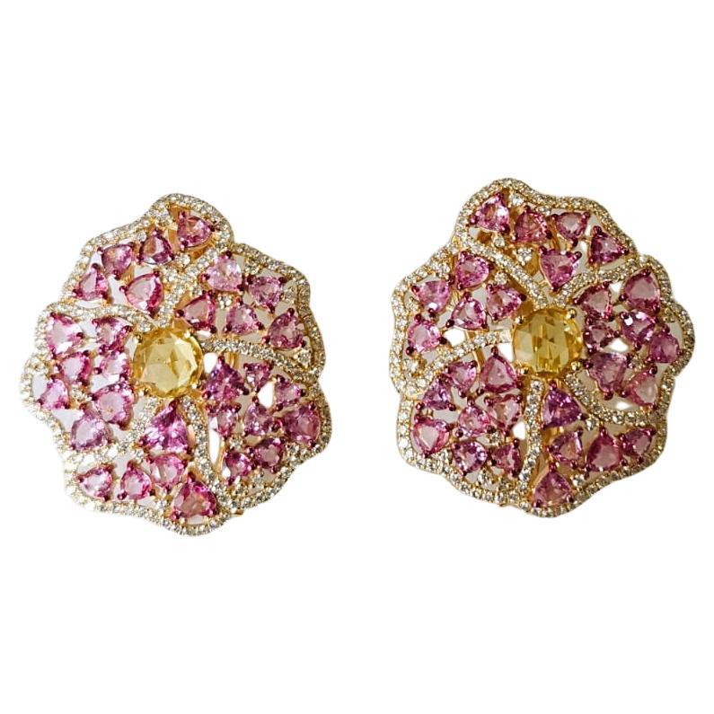 Orecchini con zaffiri rosa, zaffiri gialli e diamanti, incastonati in oro rosa 18K