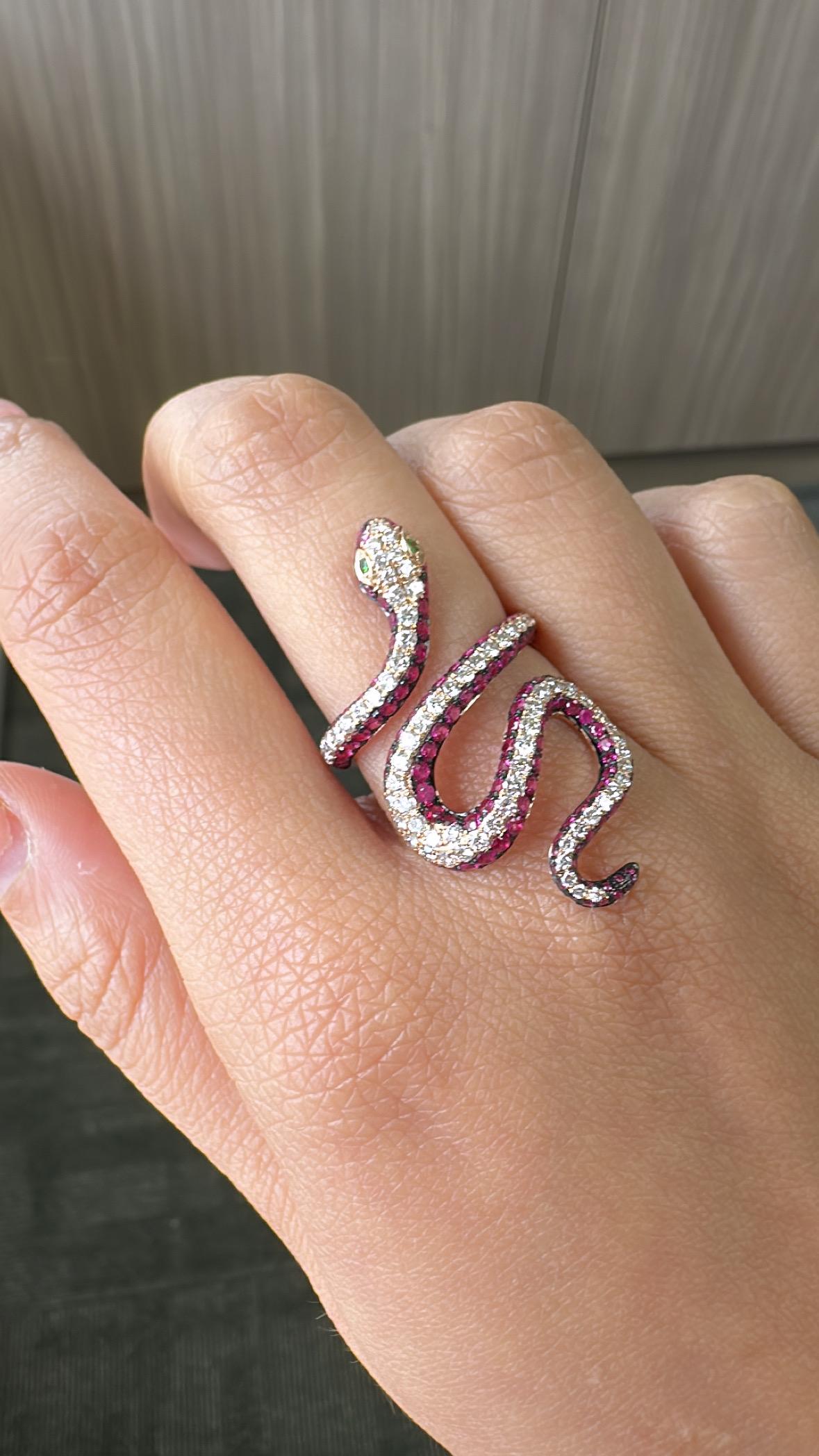 Anillo Cóctel Serpiente Engastado en Oro Rosa de 18K, Rubí, Tsavorita y Diamantes 5