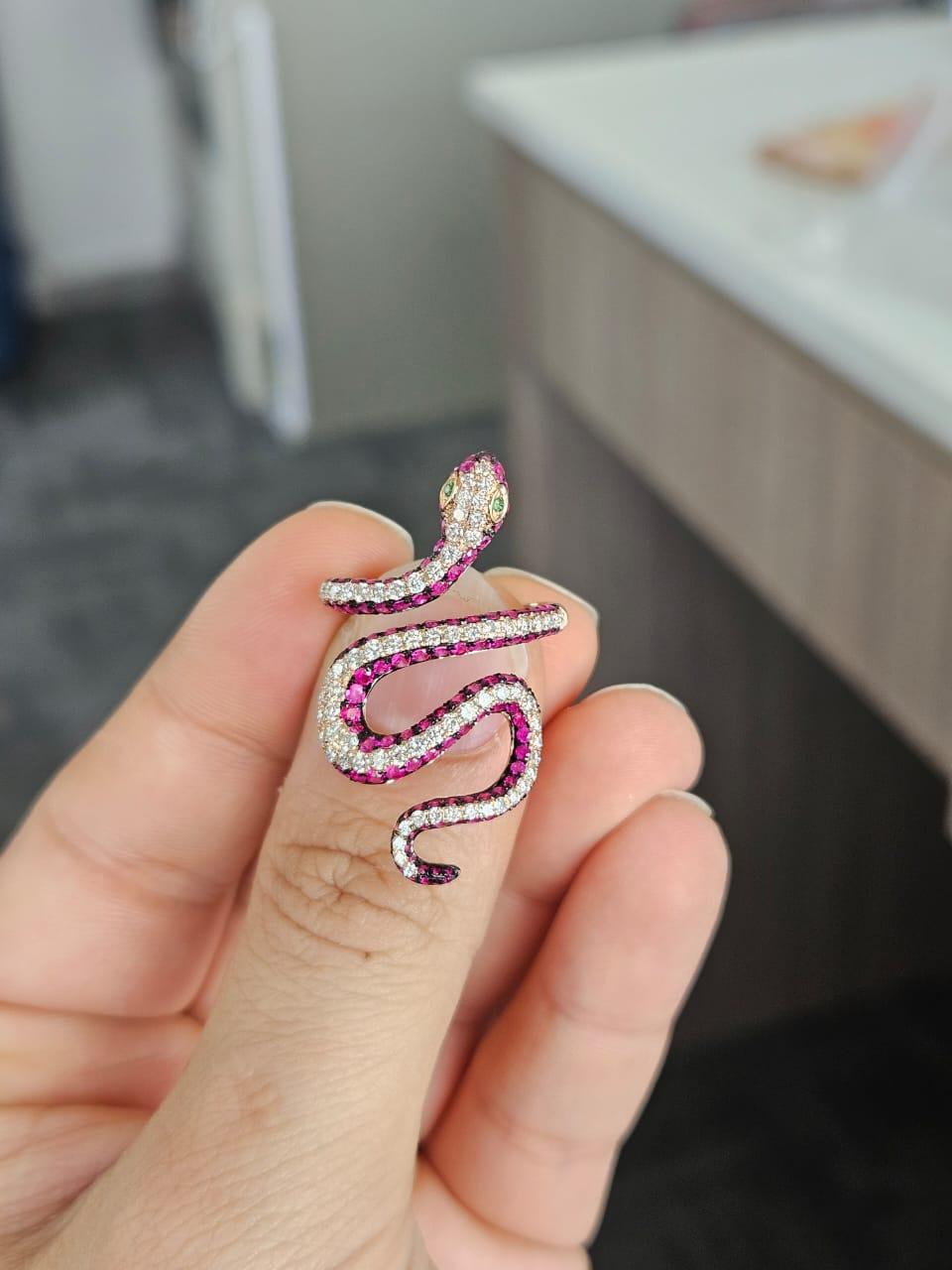 Un precioso anillo serpiente de Rubí y Tsavorita, engastado en Oro Rosa de 18 quilates y Diamantes naturales. El peso de los Rubíes es de 2,14 quilates. El peso de la Tsavorita es de 0,02 quilates. El peso de los diamantes es de 0,93 quilates. El