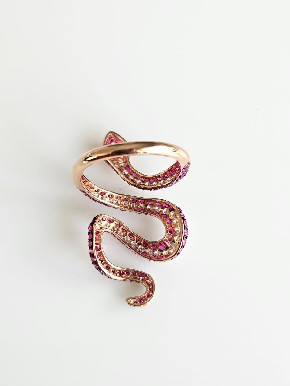 Anillo Cóctel Serpiente Engastado en Oro Rosa de 18K, Rubí, Tsavorita y Diamantes Moderno