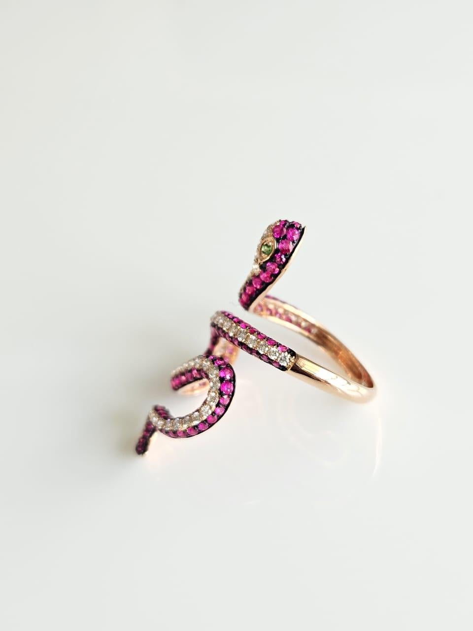 Anillo Cóctel Serpiente Engastado en Oro Rosa de 18K, Rubí, Tsavorita y Diamantes Corte redondo