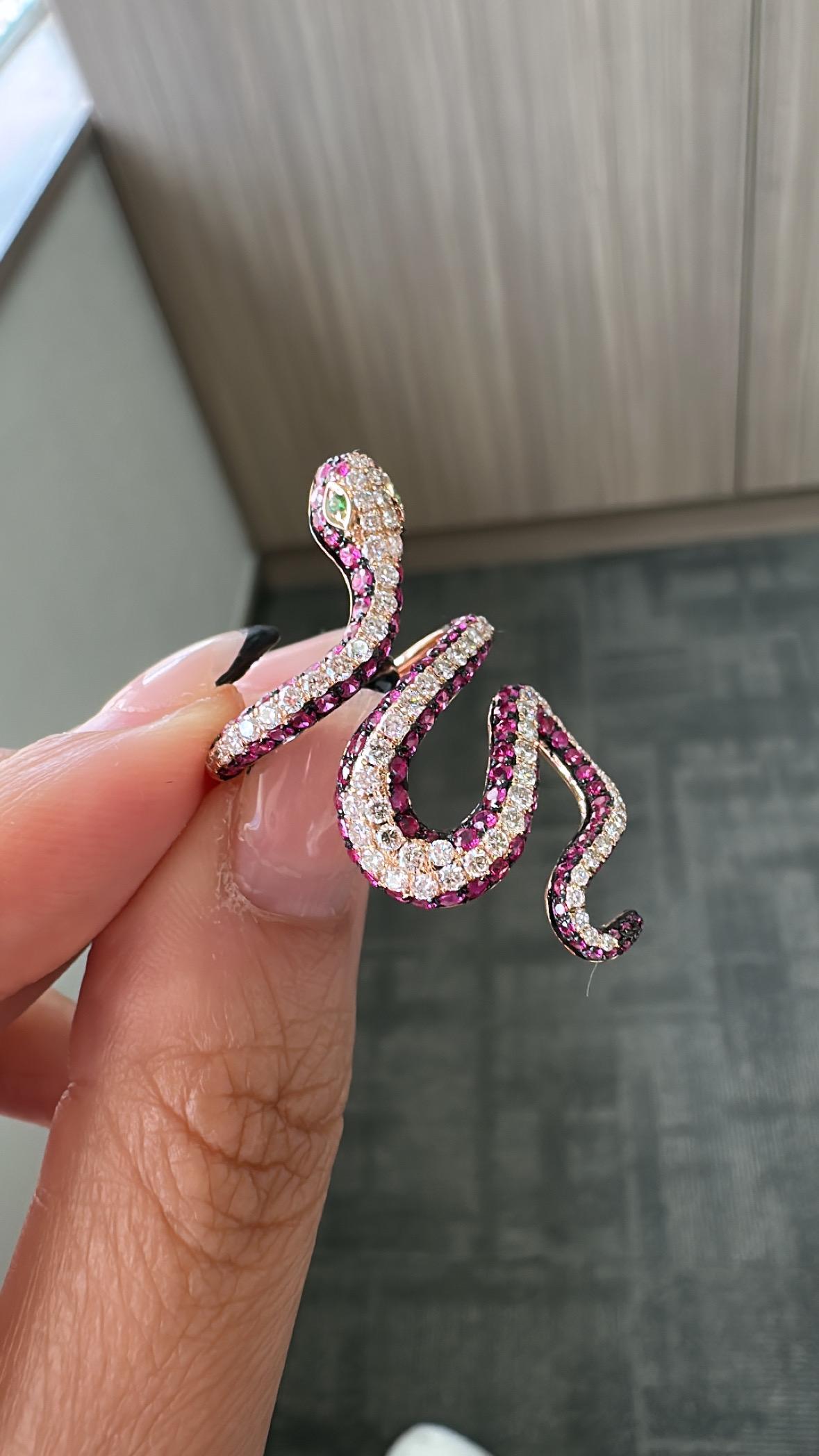 Anillo Cóctel Serpiente Engastado en Oro Rosa de 18K, Rubí, Tsavorita y Diamantes 1
