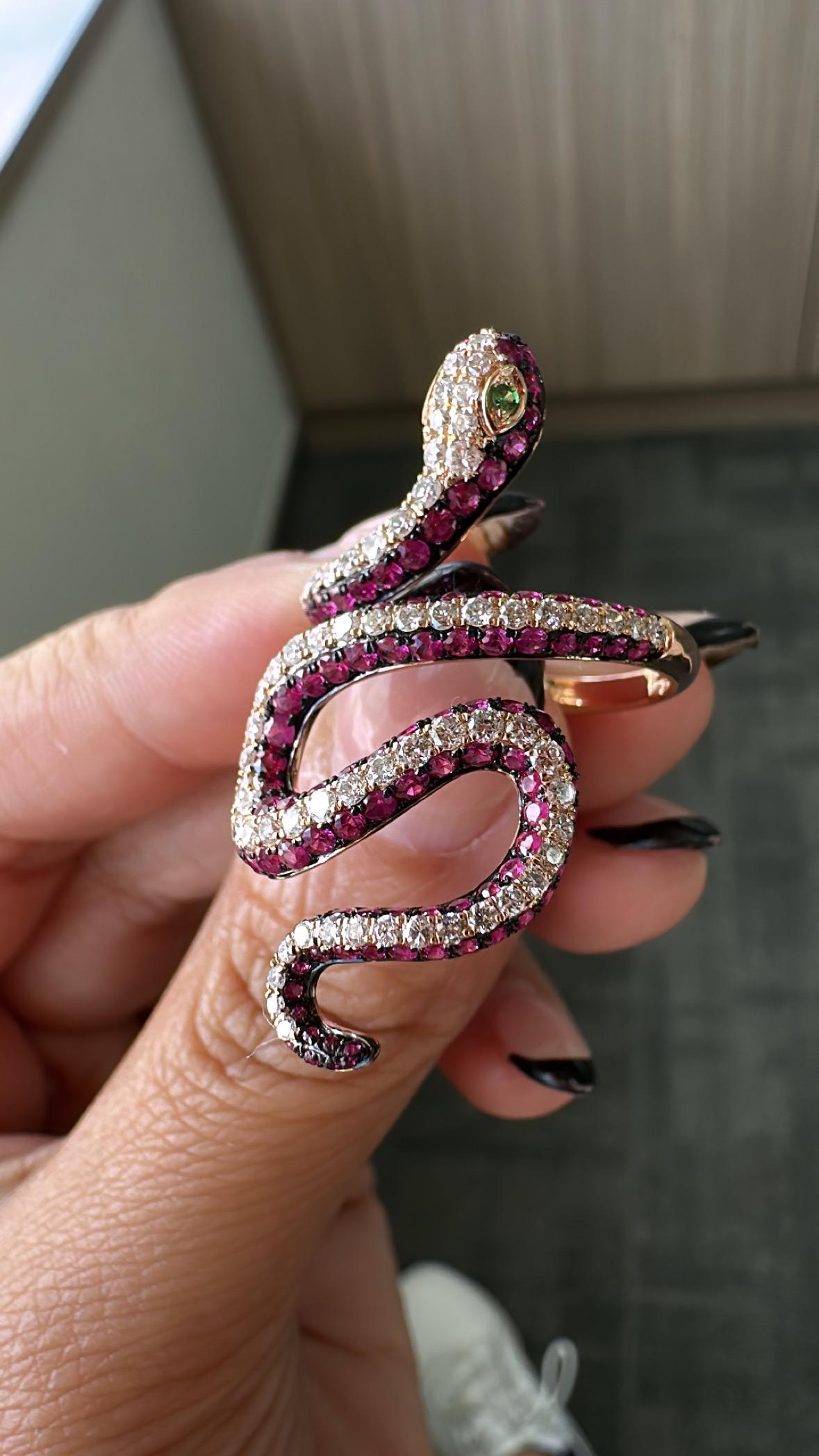 Anillo Cóctel Serpiente Engastado en Oro Rosa de 18K, Rubí, Tsavorita y Diamantes 2