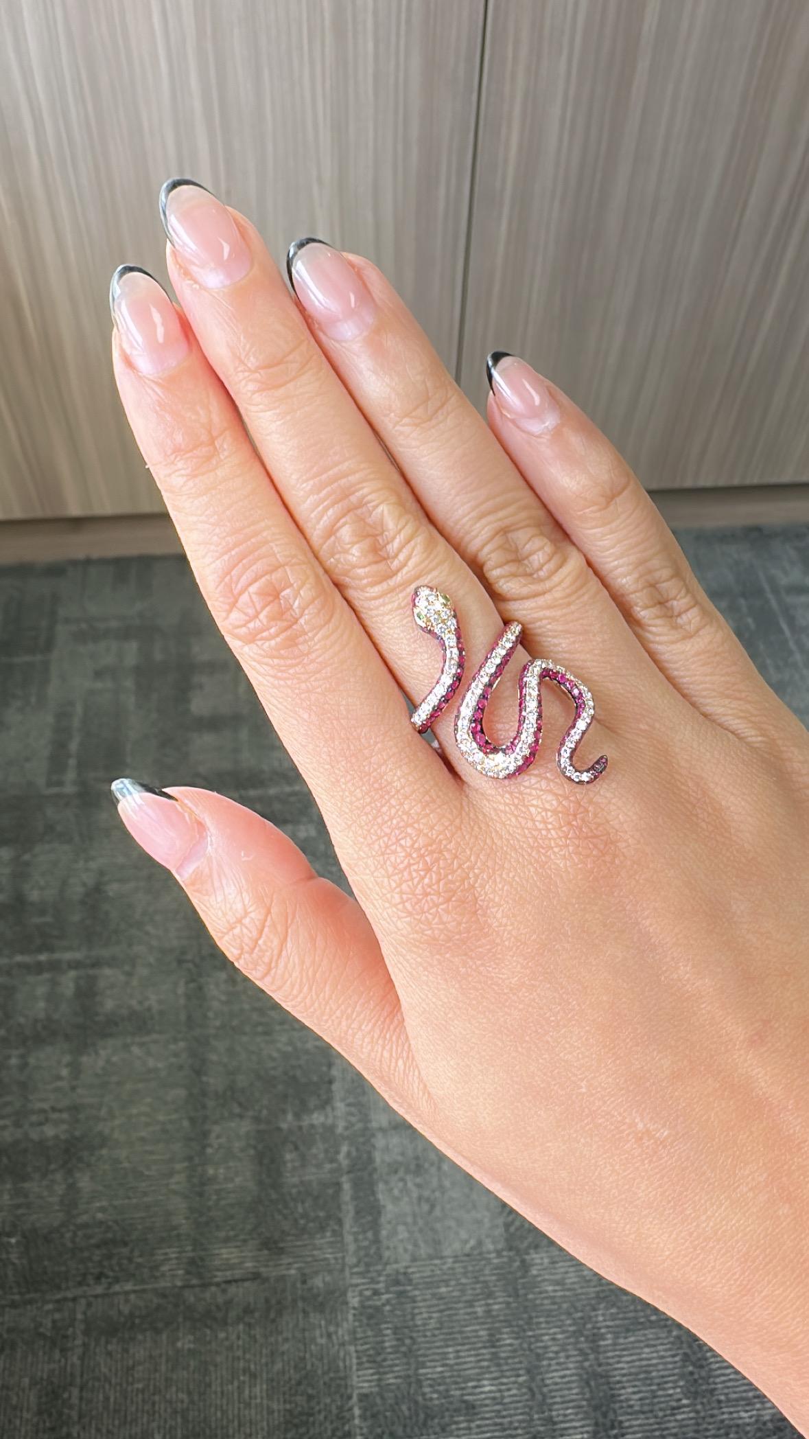 Anillo Cóctel Serpiente Engastado en Oro Rosa de 18K, Rubí, Tsavorita y Diamantes 3