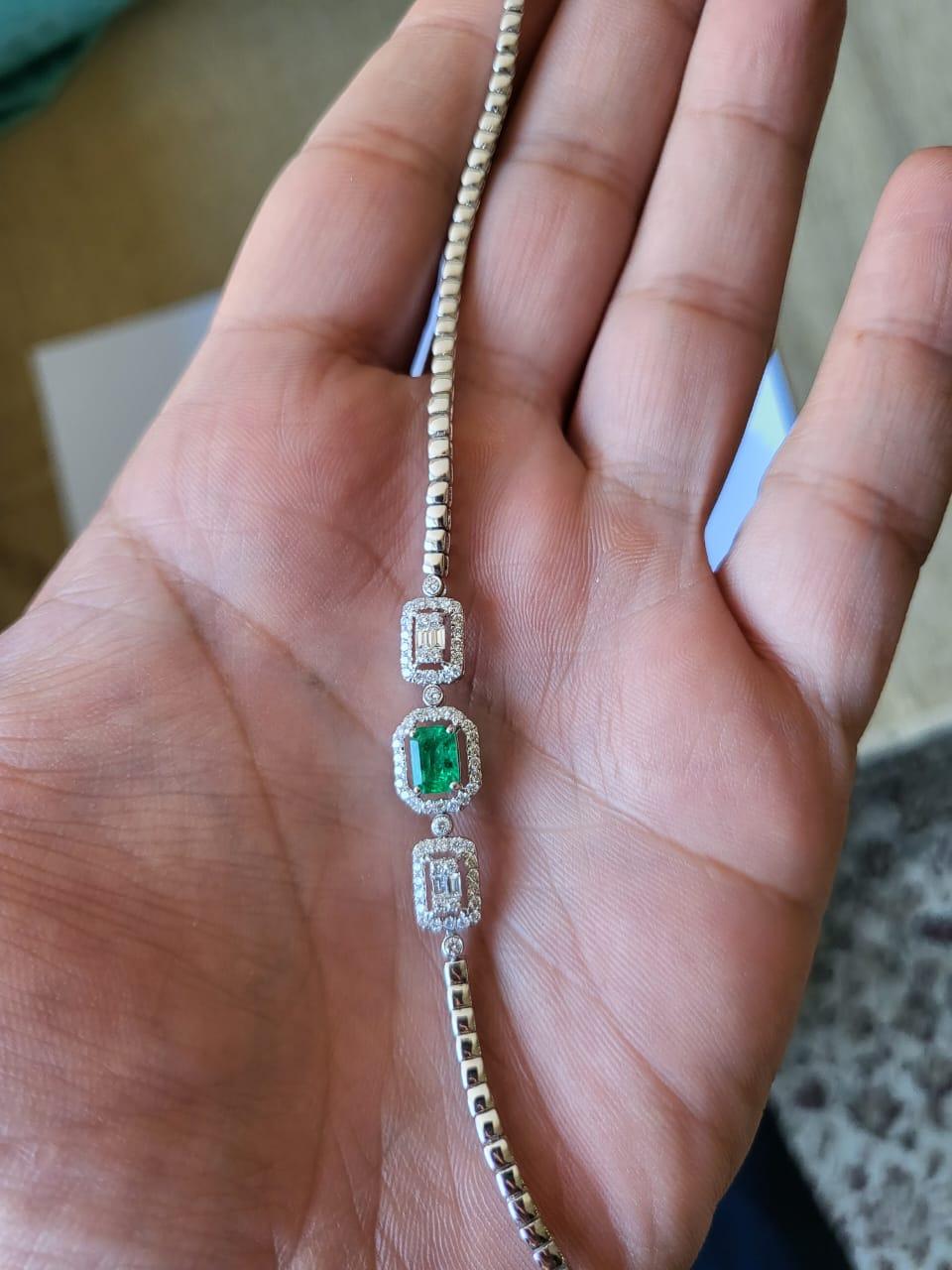 Modern Set in 18K White Gold, 0.90 Carats, Zambian Emerald & Diamonds Chain Bracelet