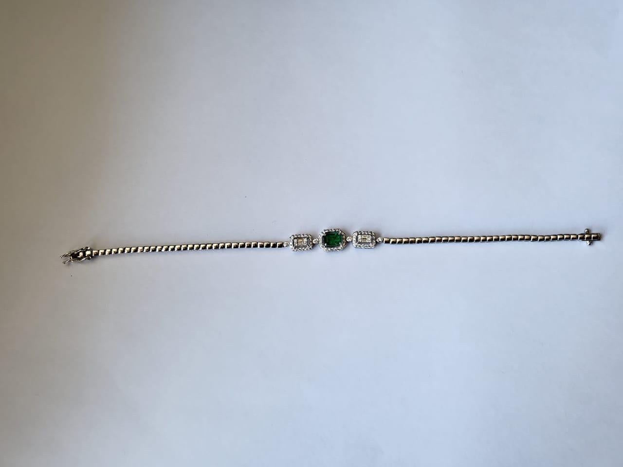Set in 18K White Gold, 0.90 Carats, Zambian Emerald & Diamonds Chain Bracelet In New Condition In Hong Kong, HK