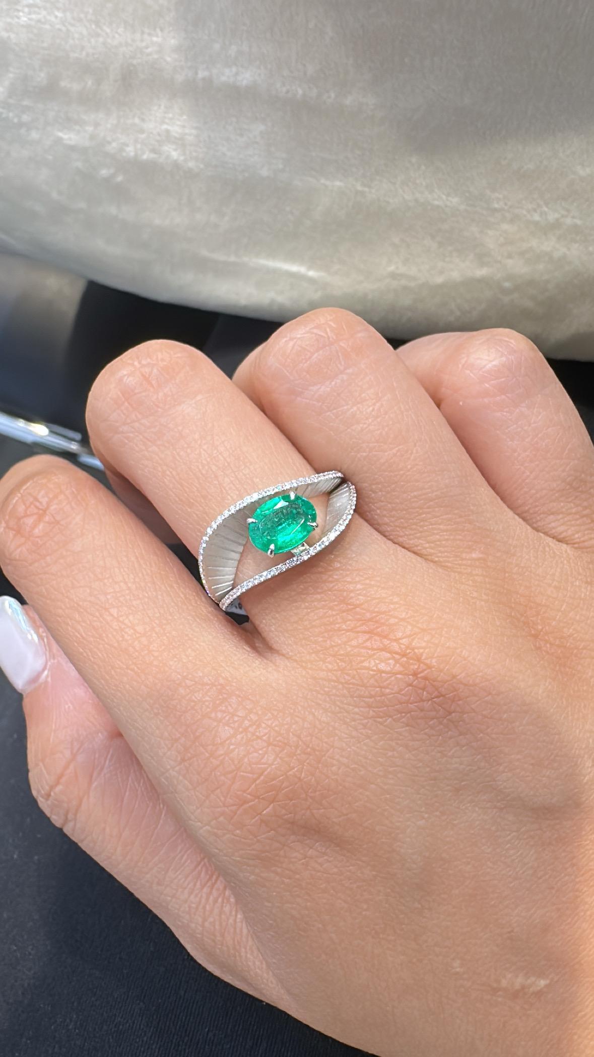 Verlobungsring aus 18 Karat Weißgold, 0,92 Karat sambischer Smaragd und Diamanten im Angebot 4