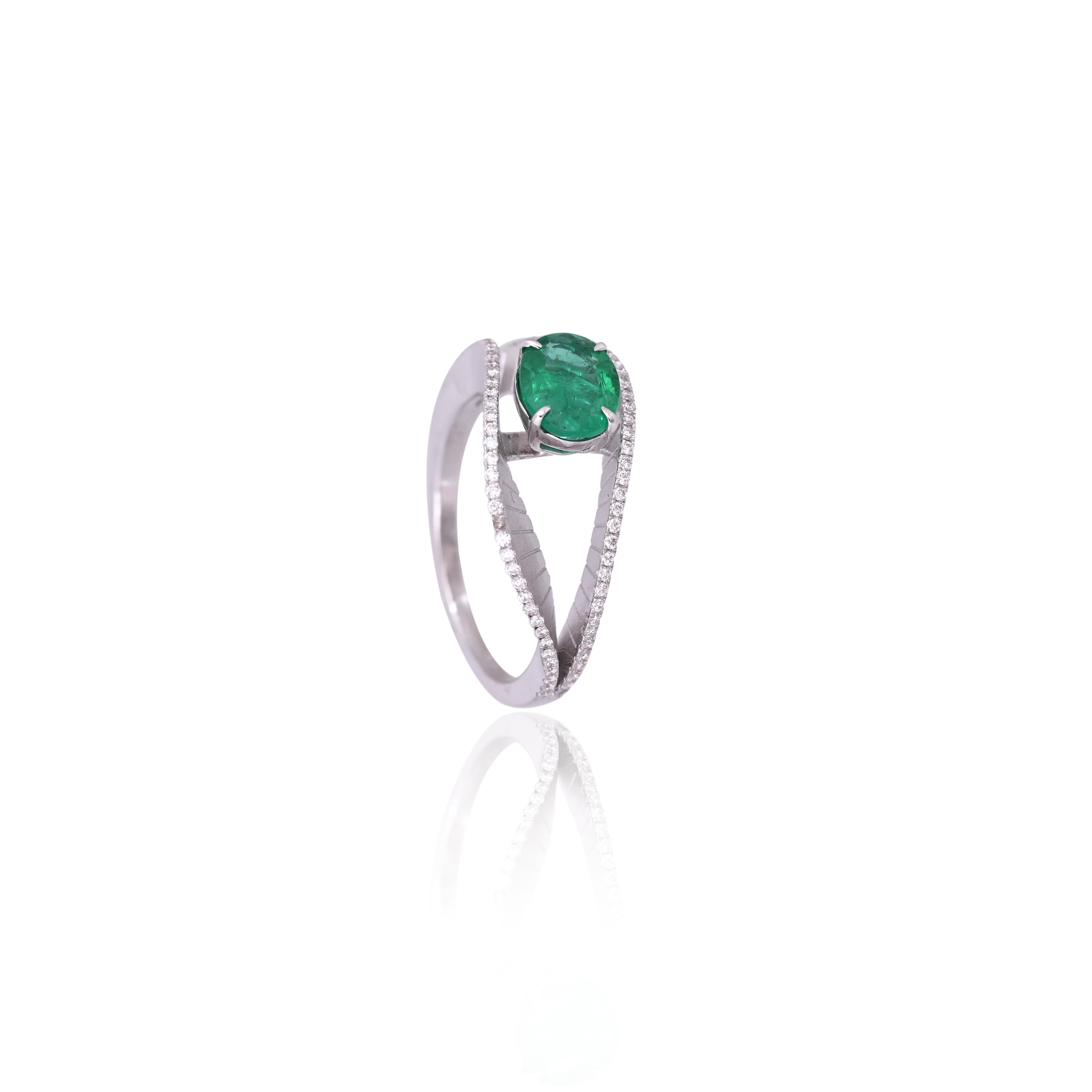 Anillo de compromiso de oro blanco de 18 quilates, 0,92 quilates Esmeralda de Zambia y diamantes Moderno en venta