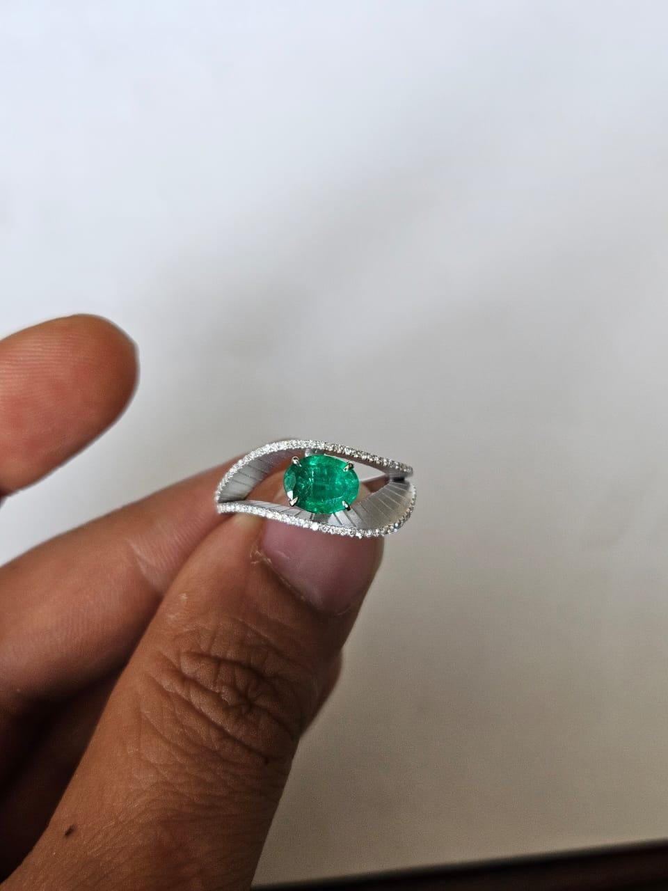 Anillo de compromiso de oro blanco de 18 quilates, 0,92 quilates Esmeralda de Zambia y diamantes Corte oval en venta