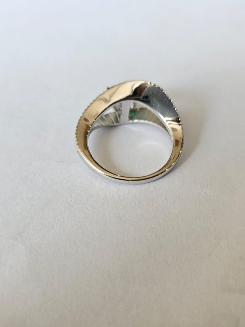 Anillo de compromiso de oro blanco de 18 quilates, 0,92 quilates Esmeralda de Zambia y diamantes en Nuevo estado para la venta en Hong Kong, HK