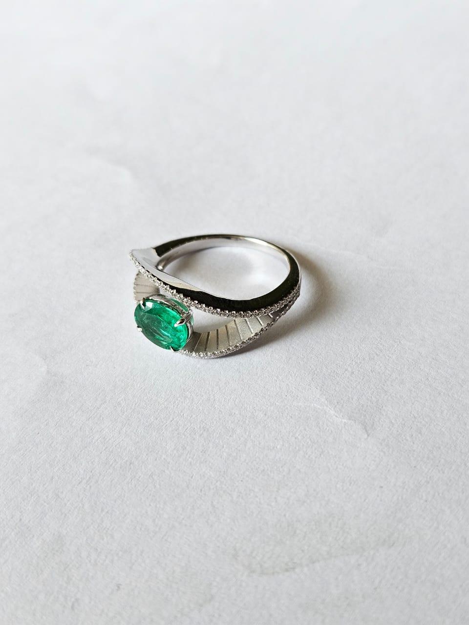 Femenino o masculino Anillo de compromiso de oro blanco de 18 quilates, 0,92 quilates Esmeralda de Zambia y diamantes en venta