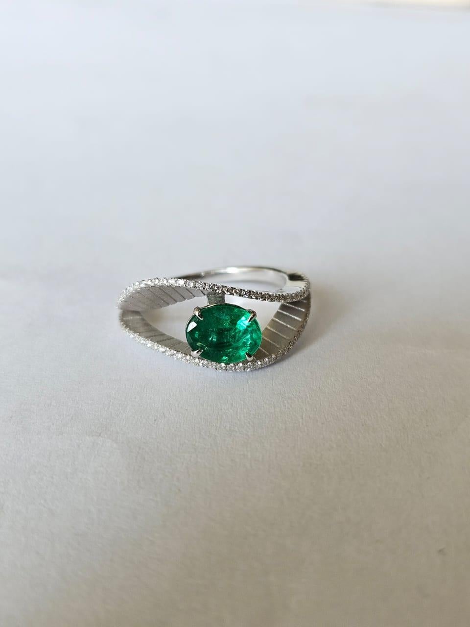 Anillo de compromiso de oro blanco de 18 quilates, 0,92 quilates Esmeralda de Zambia y diamantes en venta 1